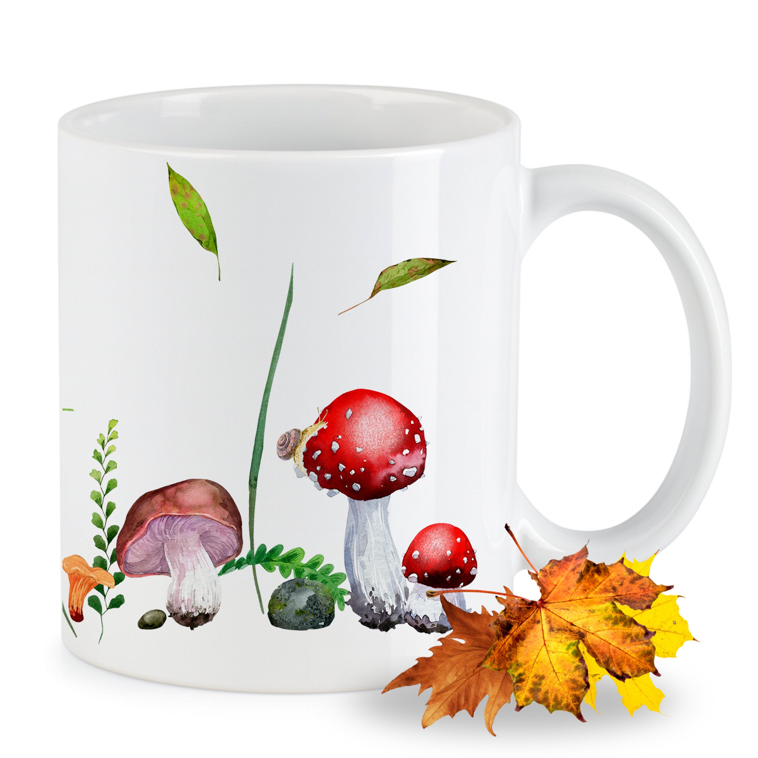 Weißer Becher mit roten Pilzen und bunten Blättern.