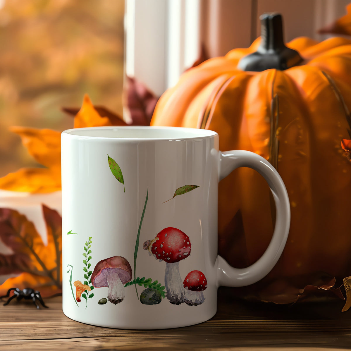 Weiße Tasse mit Pilzmotiven und herbstlichen Farben.