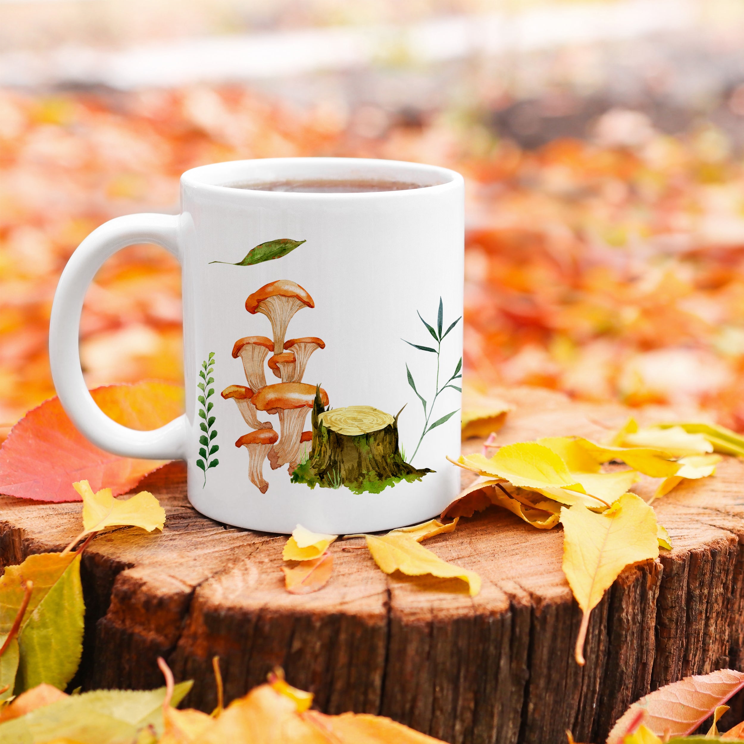 Weiße Tasse mit Pilzen und grünem Blattdesign.