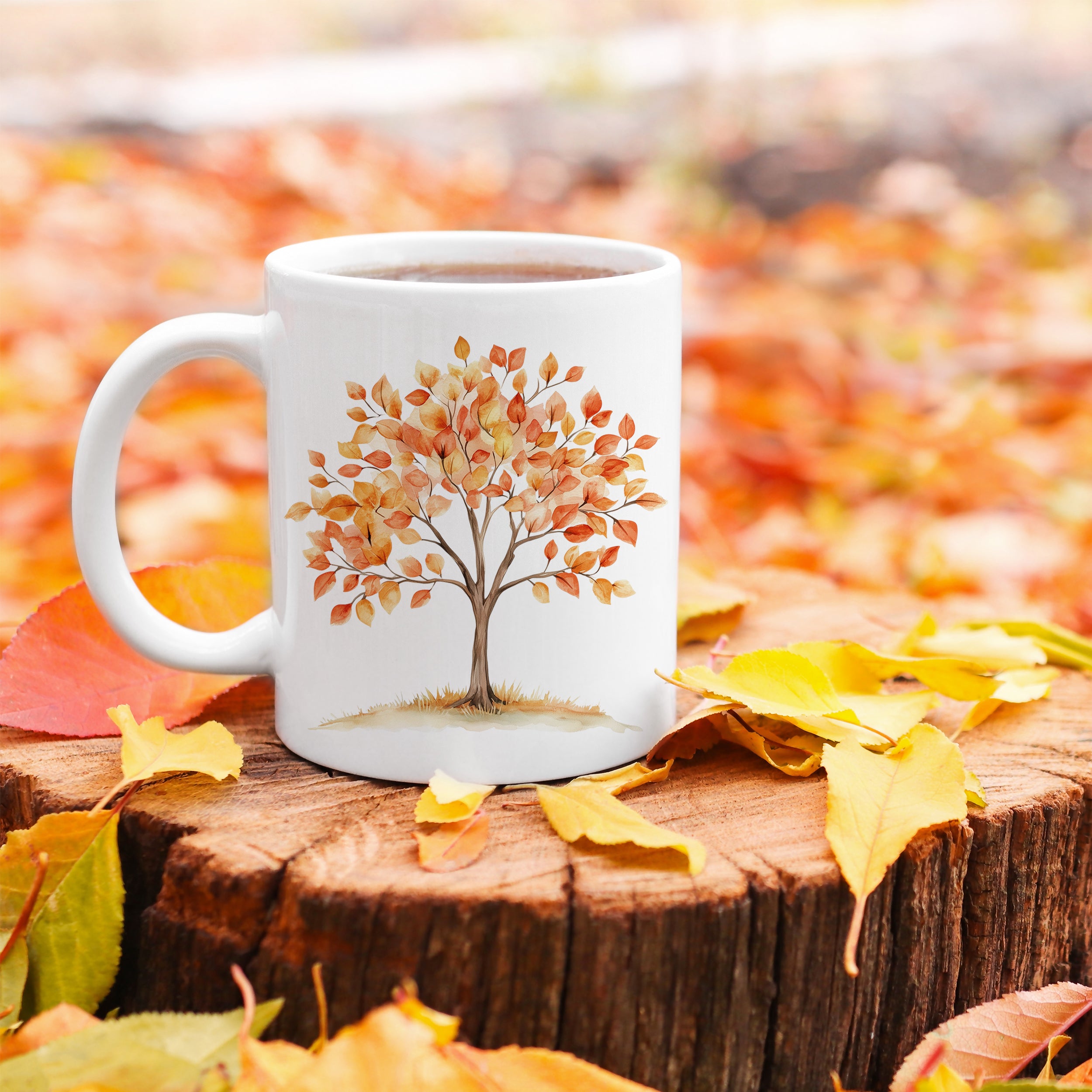 Kaffeetasse mit buntem Baumdesign auf Holzscheibe.