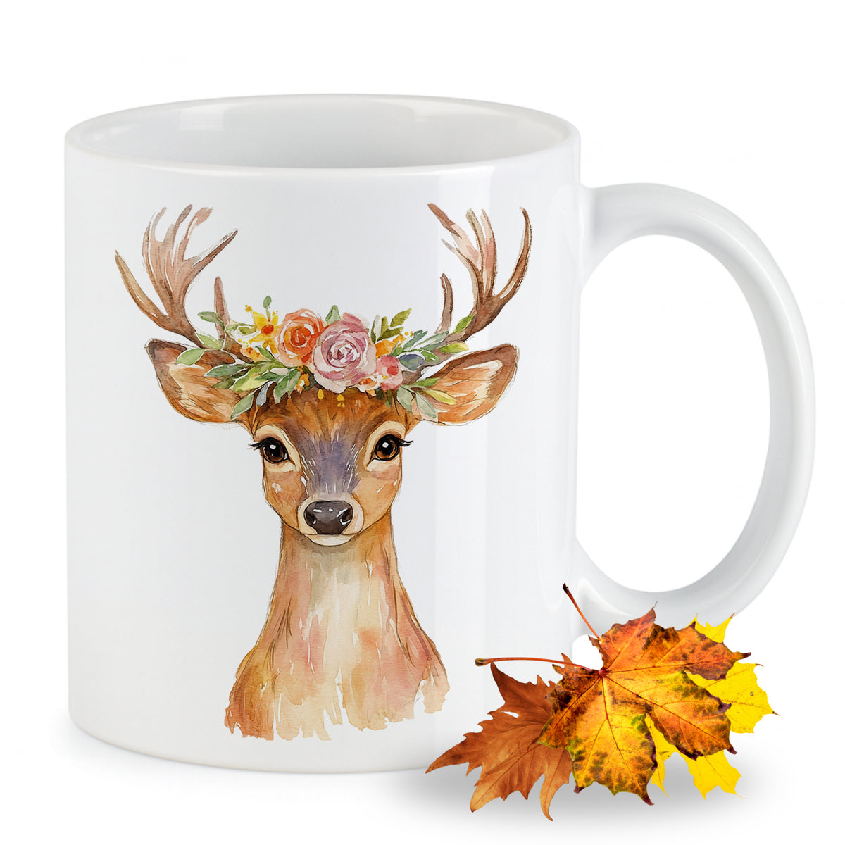 Weißer Becher mit Hirschkopf und Blumenkranz.