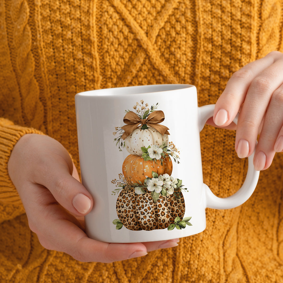 Weißer Becher mit bunten Kürbissen und Blumenmotiv.