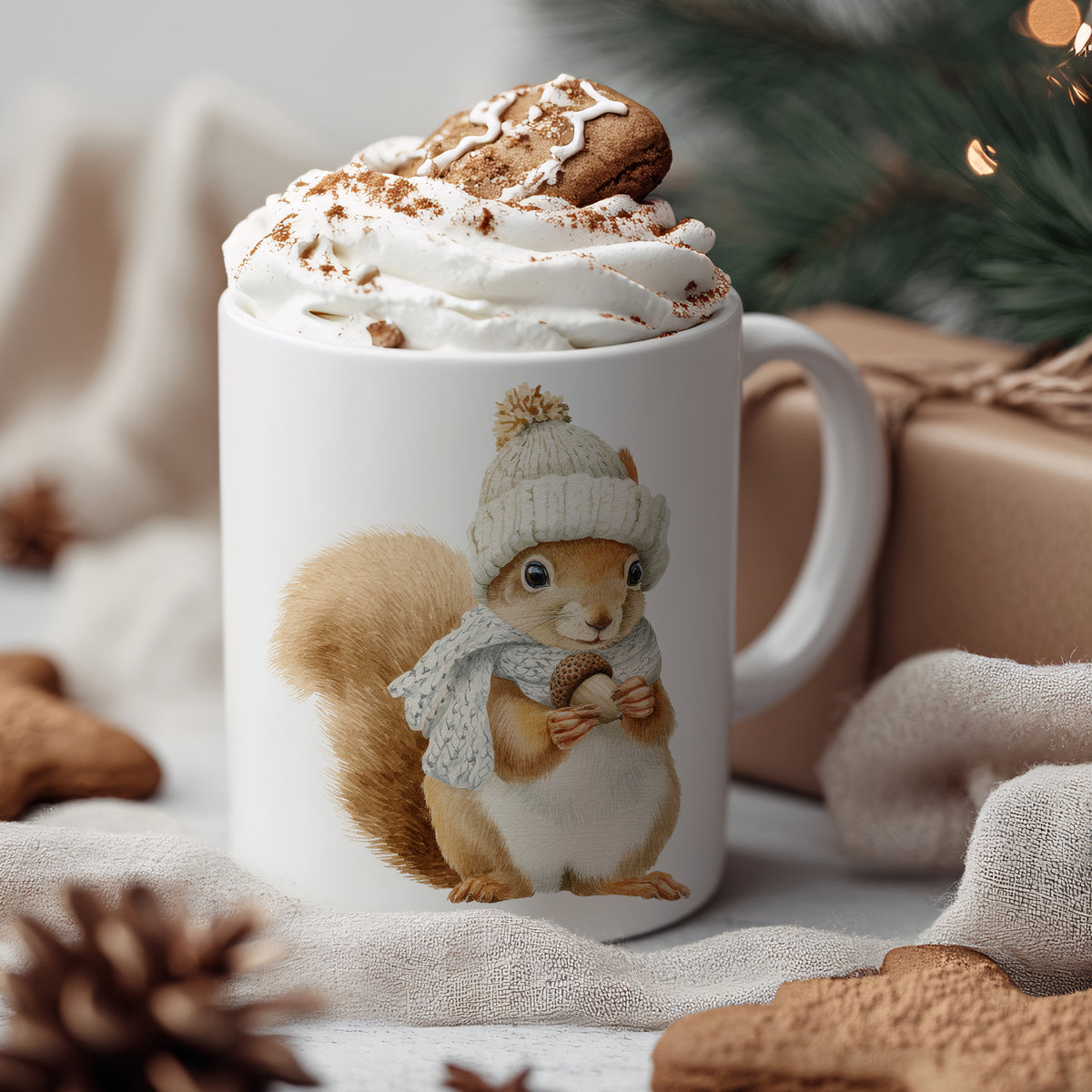 Tasse mit Eichhörnchen-Motiv, weiß, mit Sahne und Plätzchen.