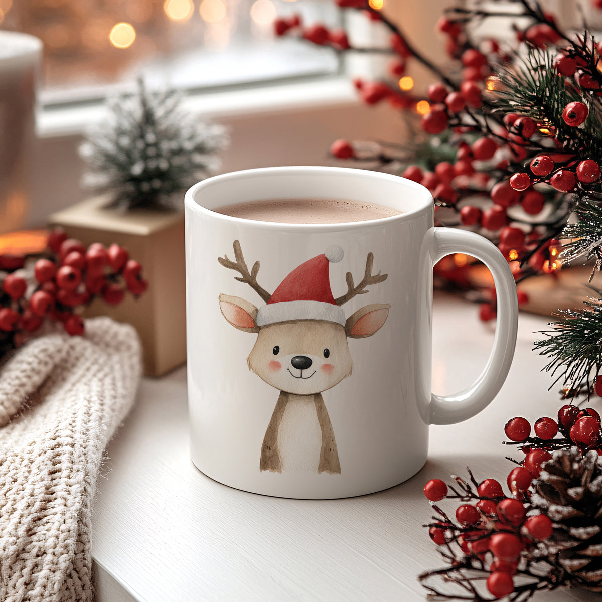Tasse mit Rentier-Motiv, rot-weißer Weihnachtsmütze, heißer Schokolade.