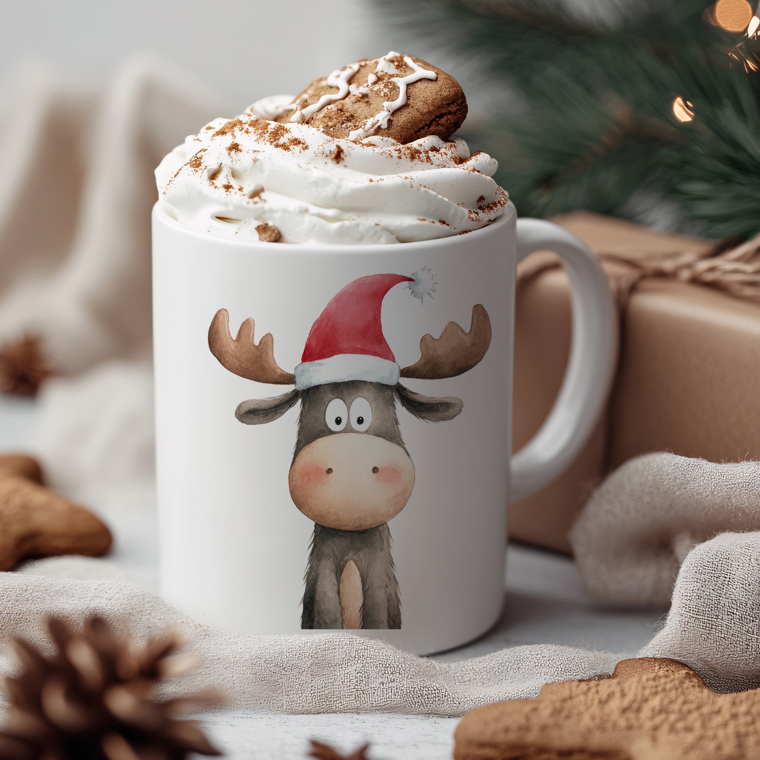 Weißer Becher mit Rentier-Motiv und Weihnachtsmütze.