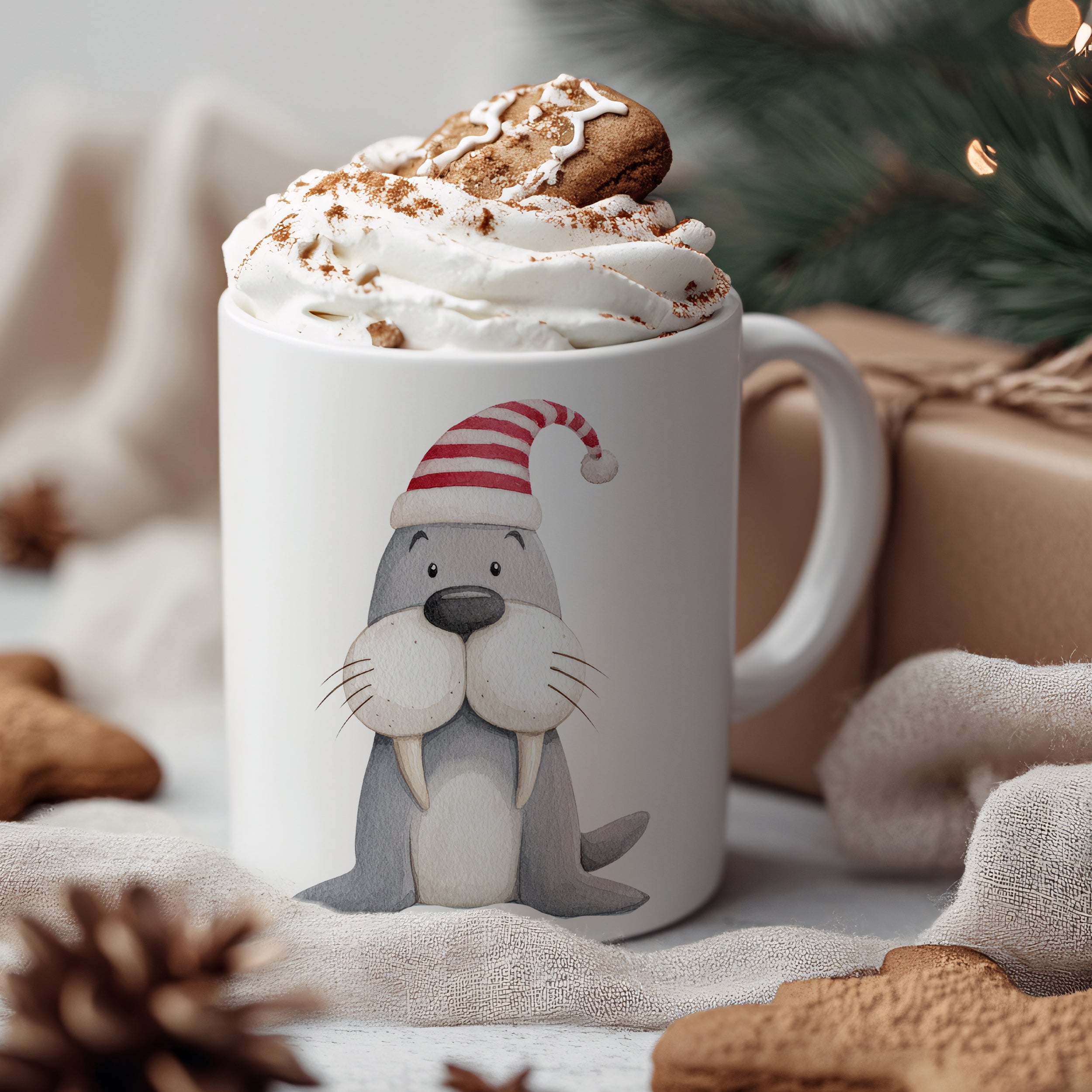Weißer Becher mit Walross-Motiv und Weihnachtsmütze.