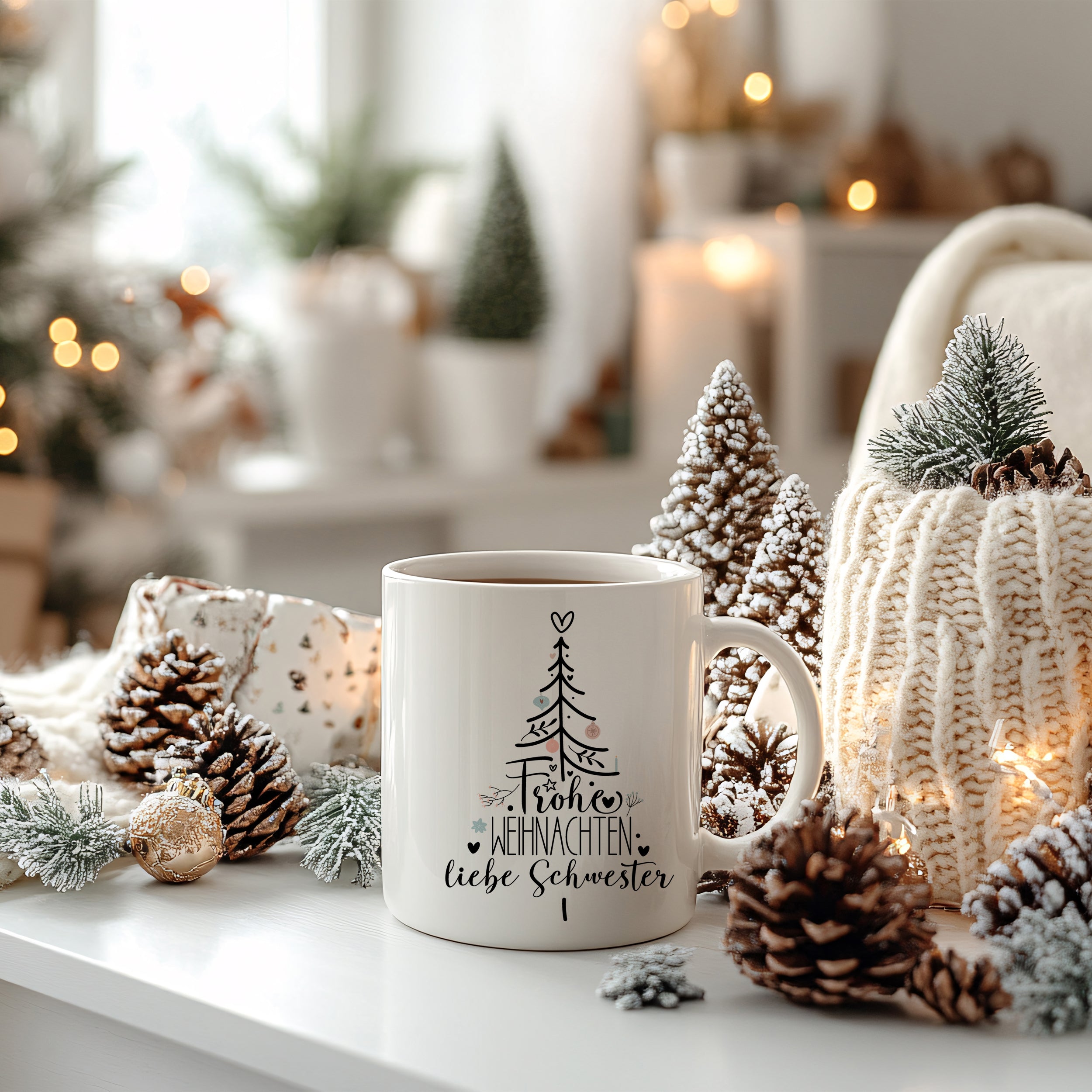 Weißer Becher mit Weihnachtsbaum und Schriftzug.