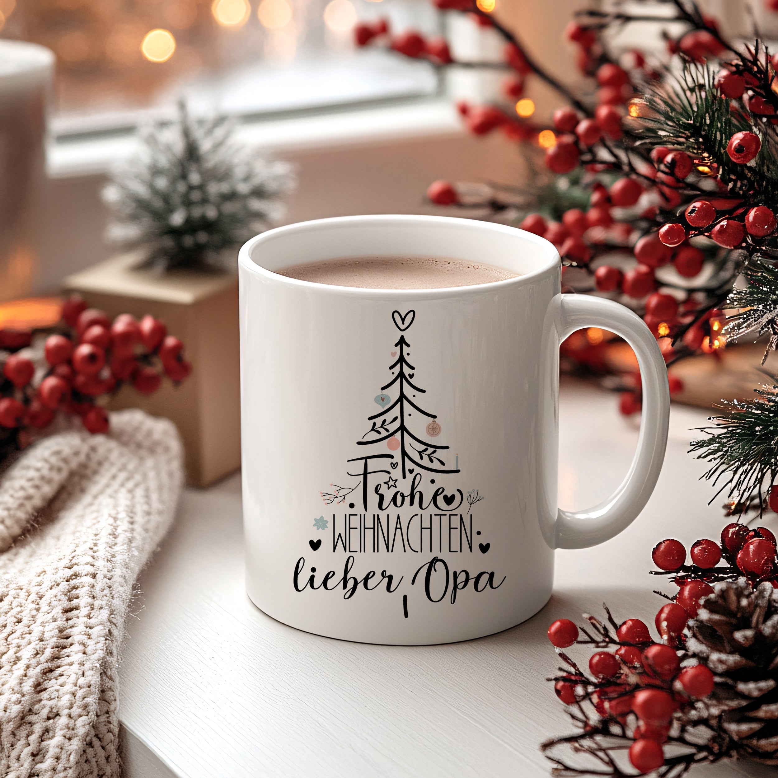 Weiße Tasse mit Weihnachtsbaum und "lieber Opa" Schriftzug.