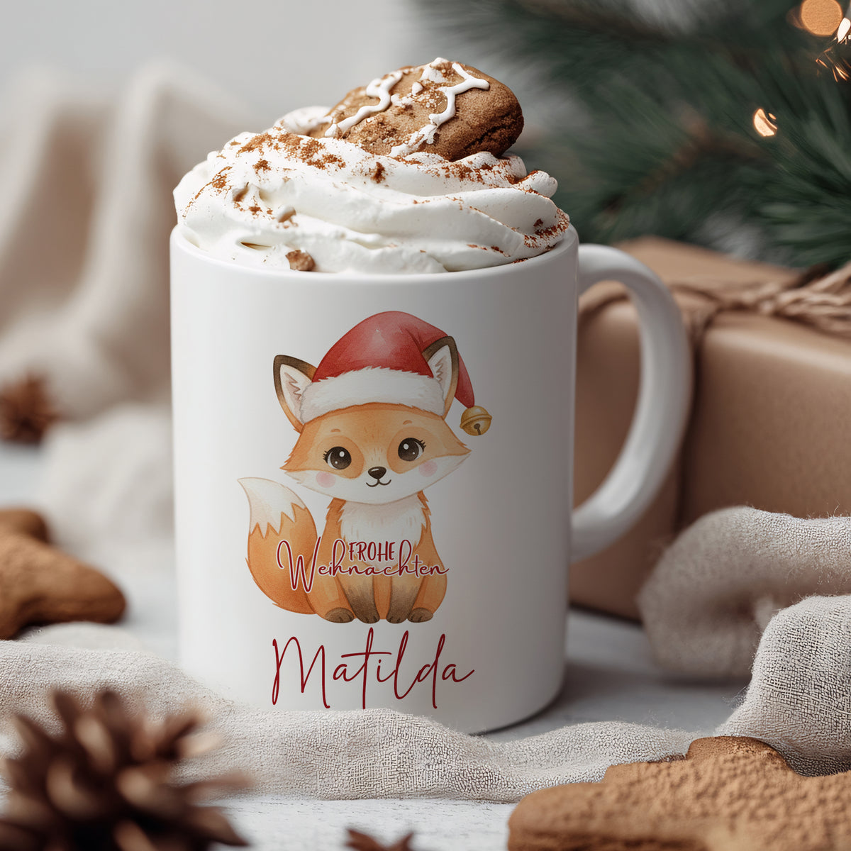 Weißer Becher mit Fuchs-Motiv und Weihnachtsmütze.