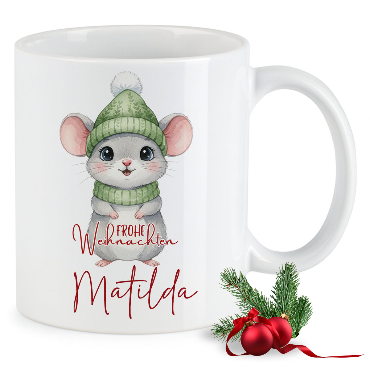 Weißer Becher mit Weihnachtsmaus und grüner Mütze.