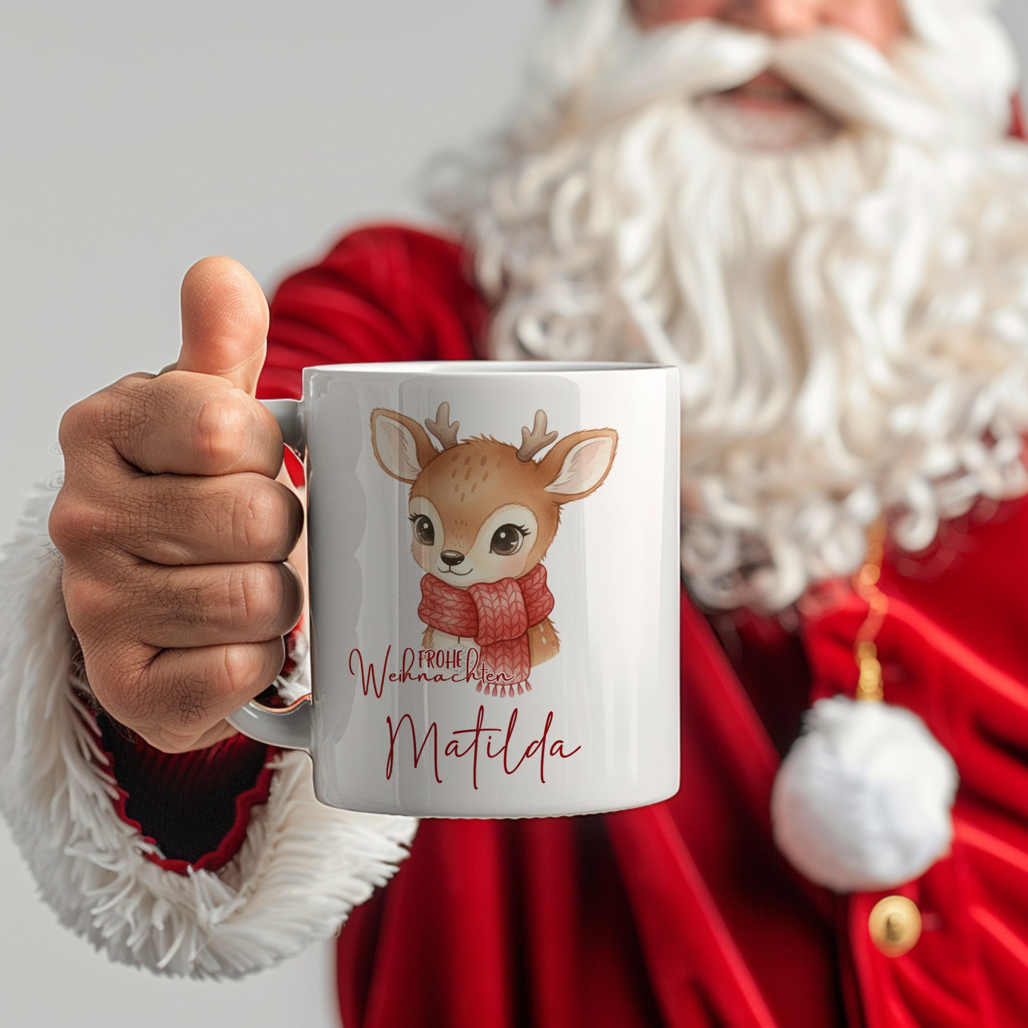 Tasse mit Reh-Motiv und rotem Schal, personalisiert für Matilda.
