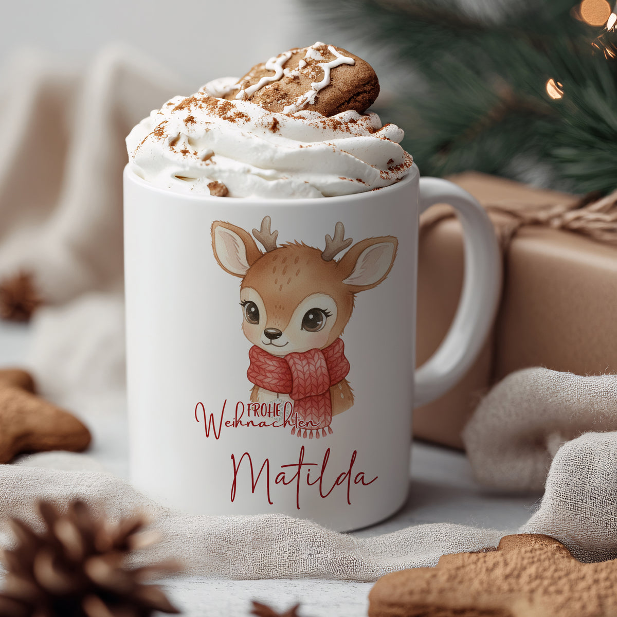 Weißer Becher mit Reh-Motiv und rotem Schal, personalisiert.