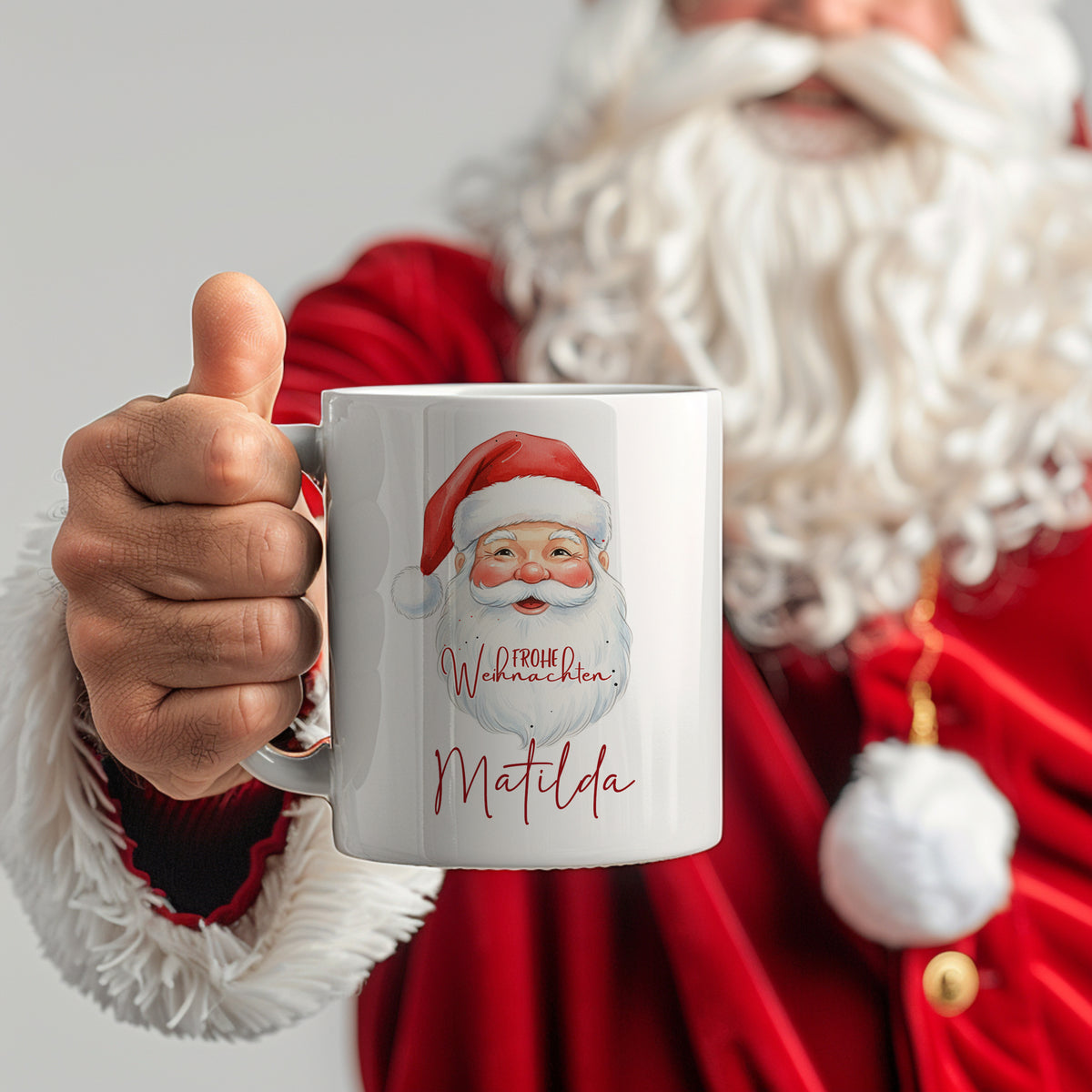 Weißer Becher mit Weihnachtsmann-Design und rotem Hut.