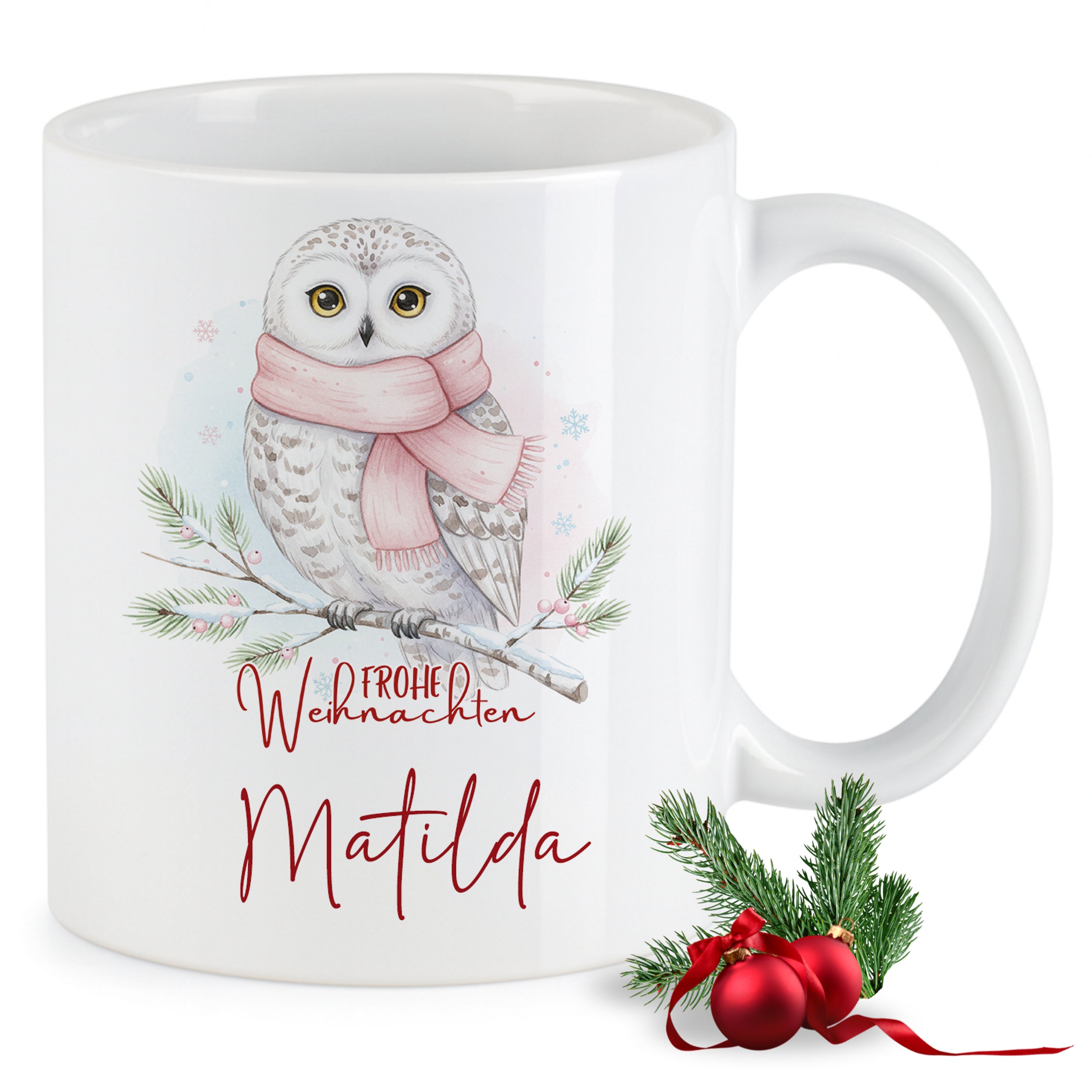 Weißer Kaffeebecher mit Eule und Weihnachtsgrüßen.