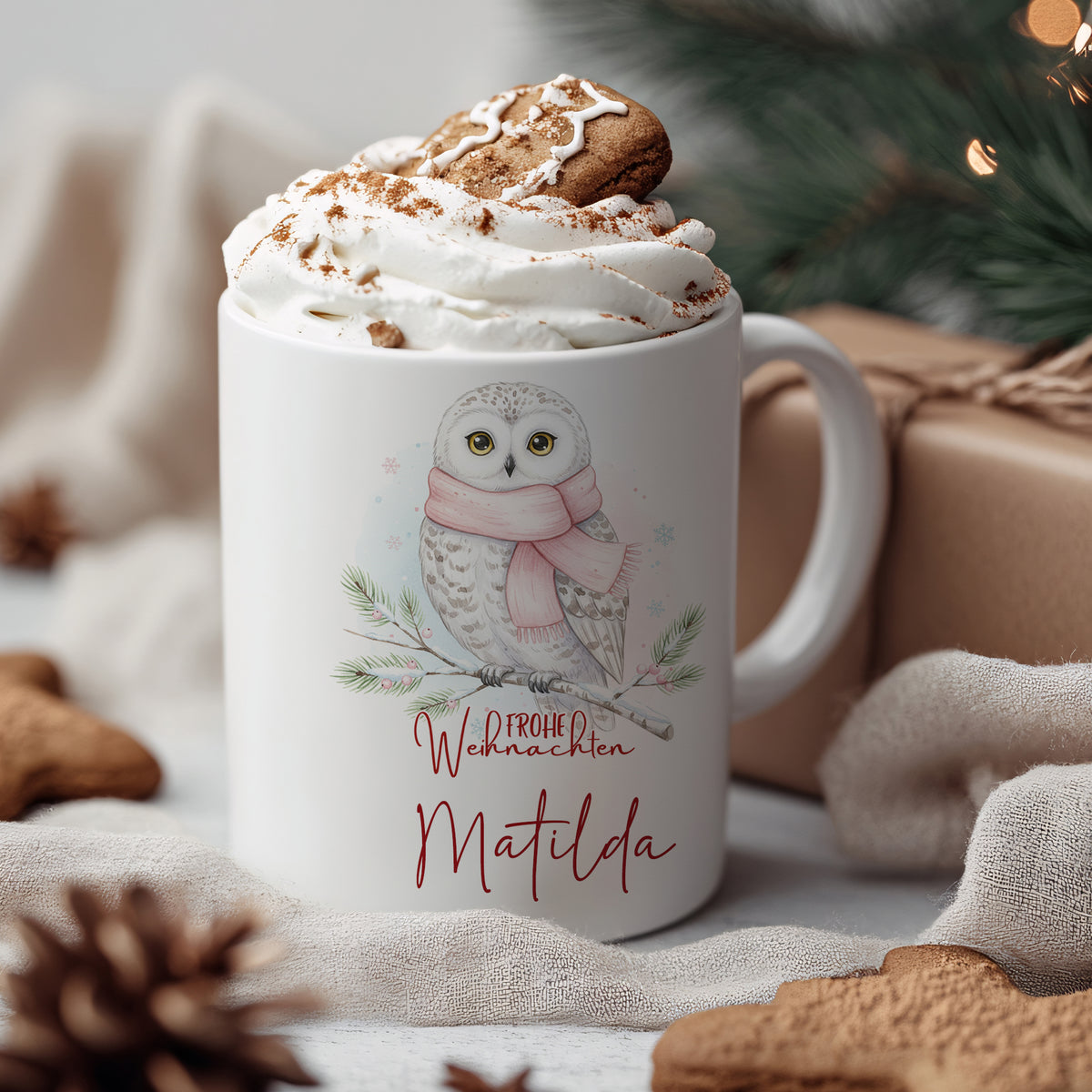 Weißer Becher mit Eule, Weihnachtsmotiv und personalisiertem Namen.
