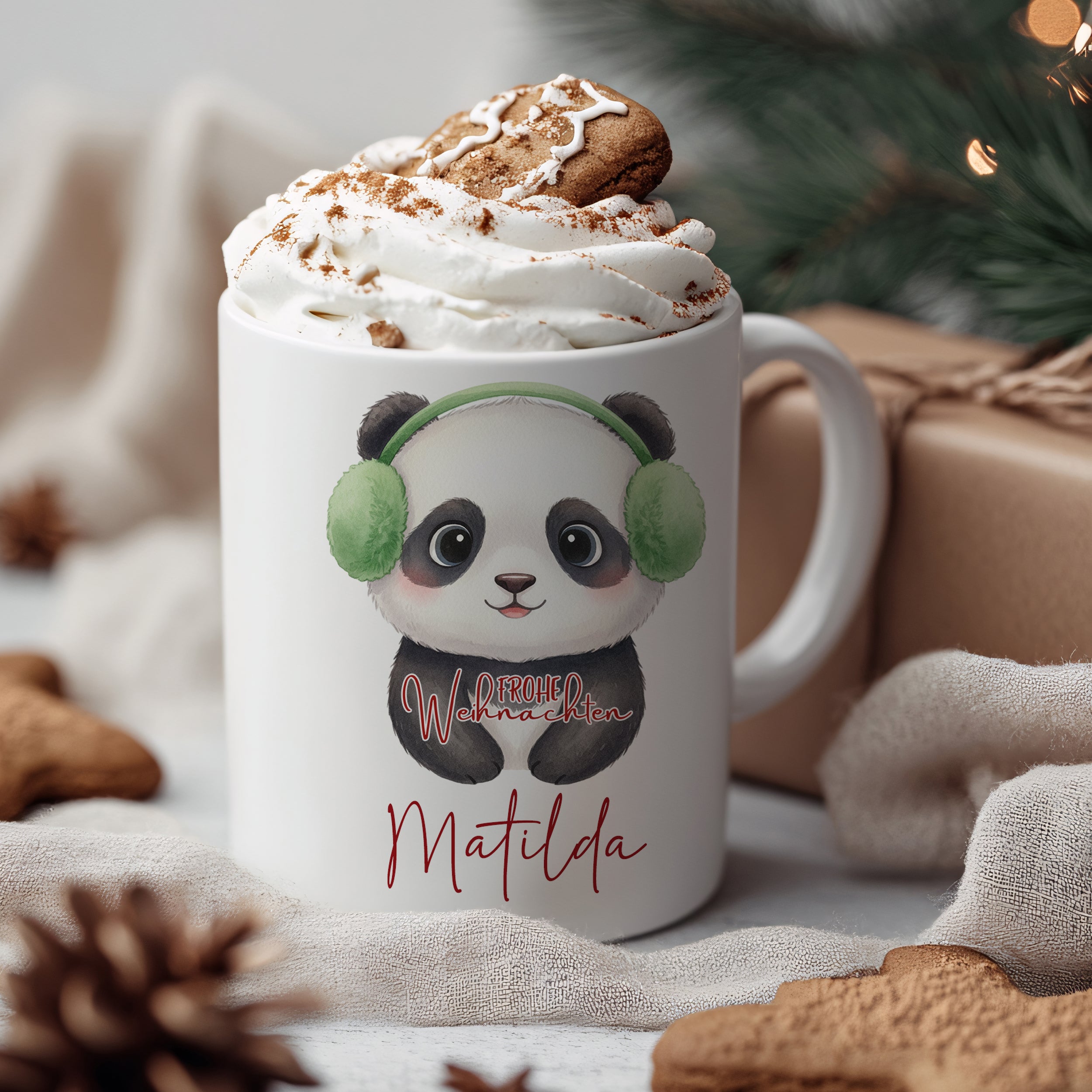 Weißer Becher mit Pandadesign und grünen Ohrenschützern.