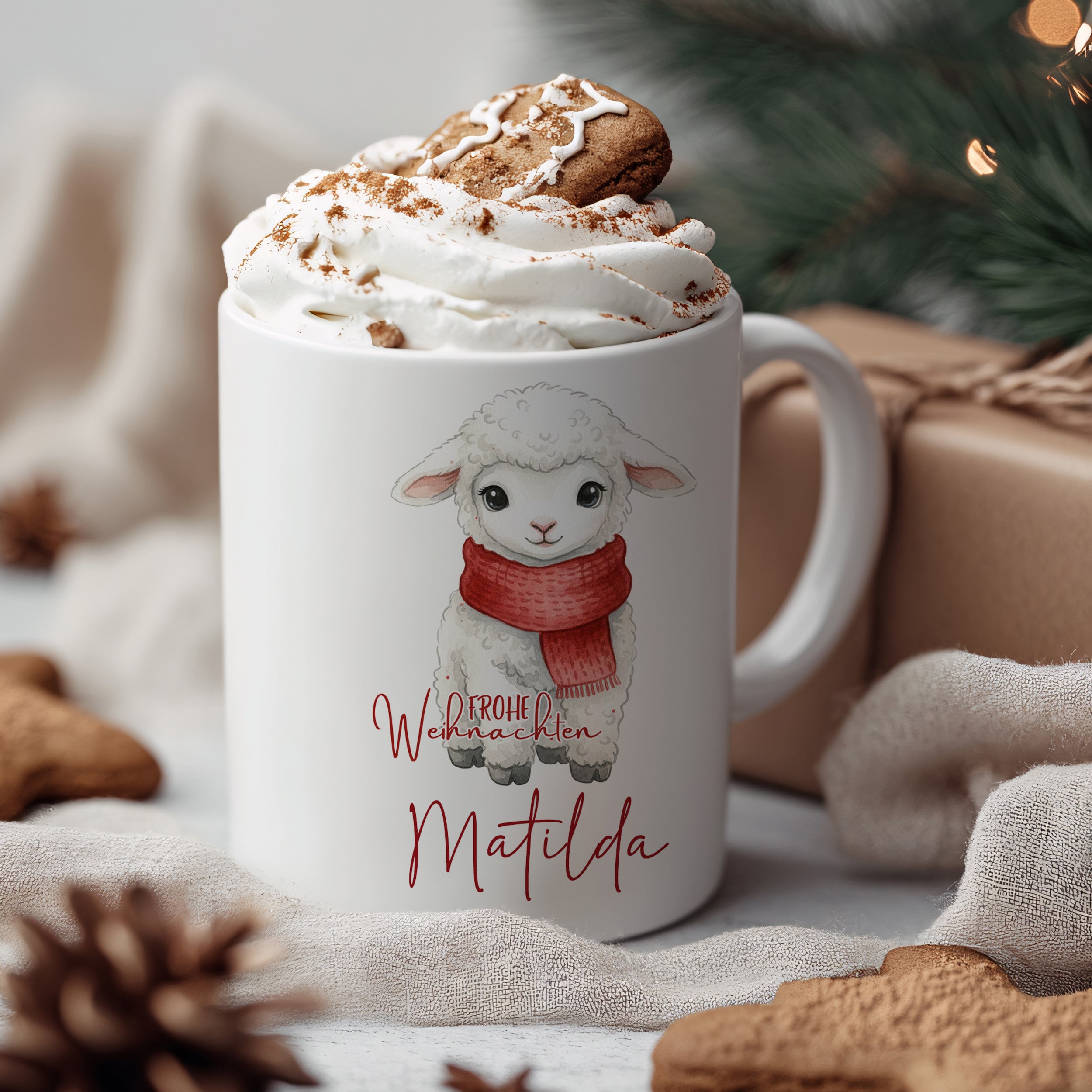 Weiße Tasse mit Schaf-Motiv und Weihnachtsgruß.