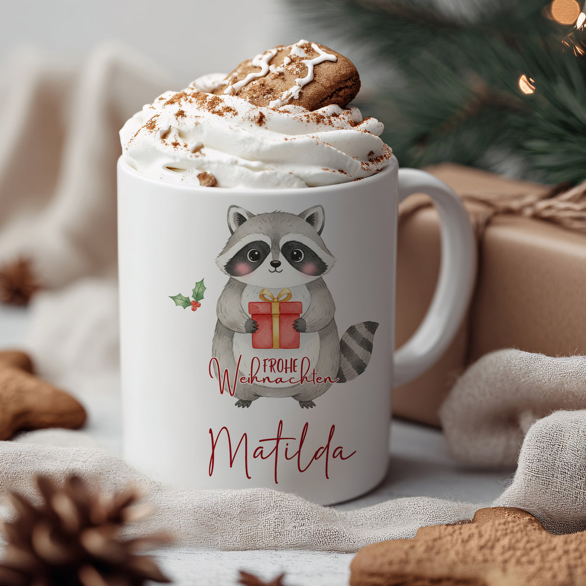 Weißer Becher mit Waschbär, Weihnachtsmotiv und Namen Matilda.