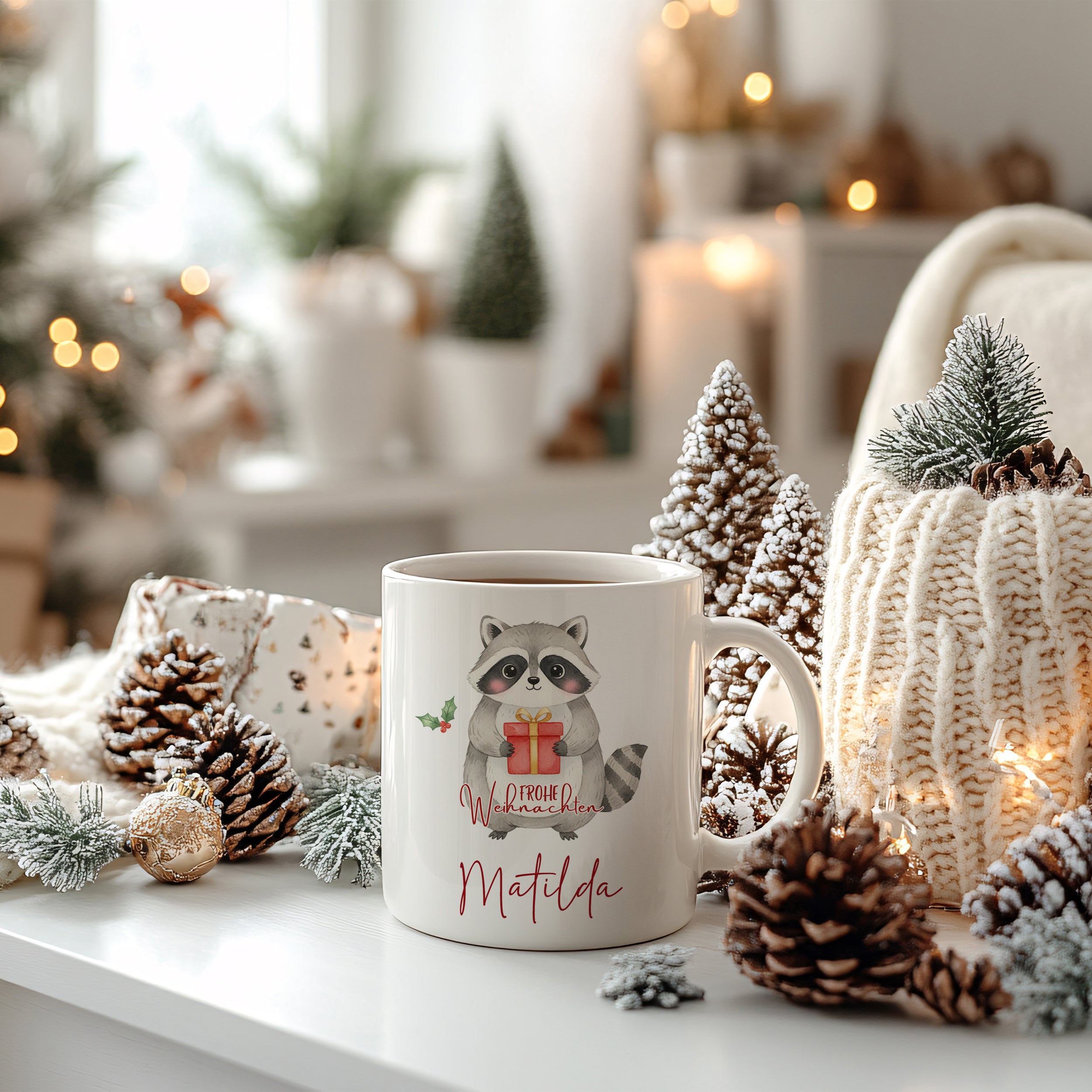 Tasse mit Waschbär-Design und rotem Geschenk.