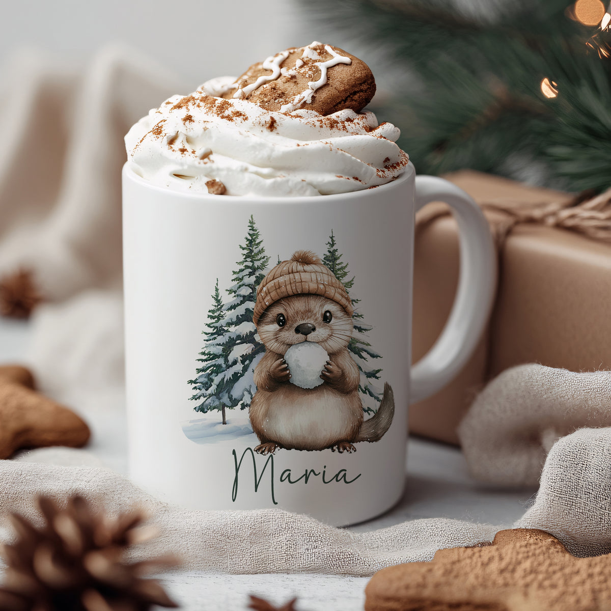 Tasse mit Otter, Weihnachtsbaum-Motiv und Sahnehaube.