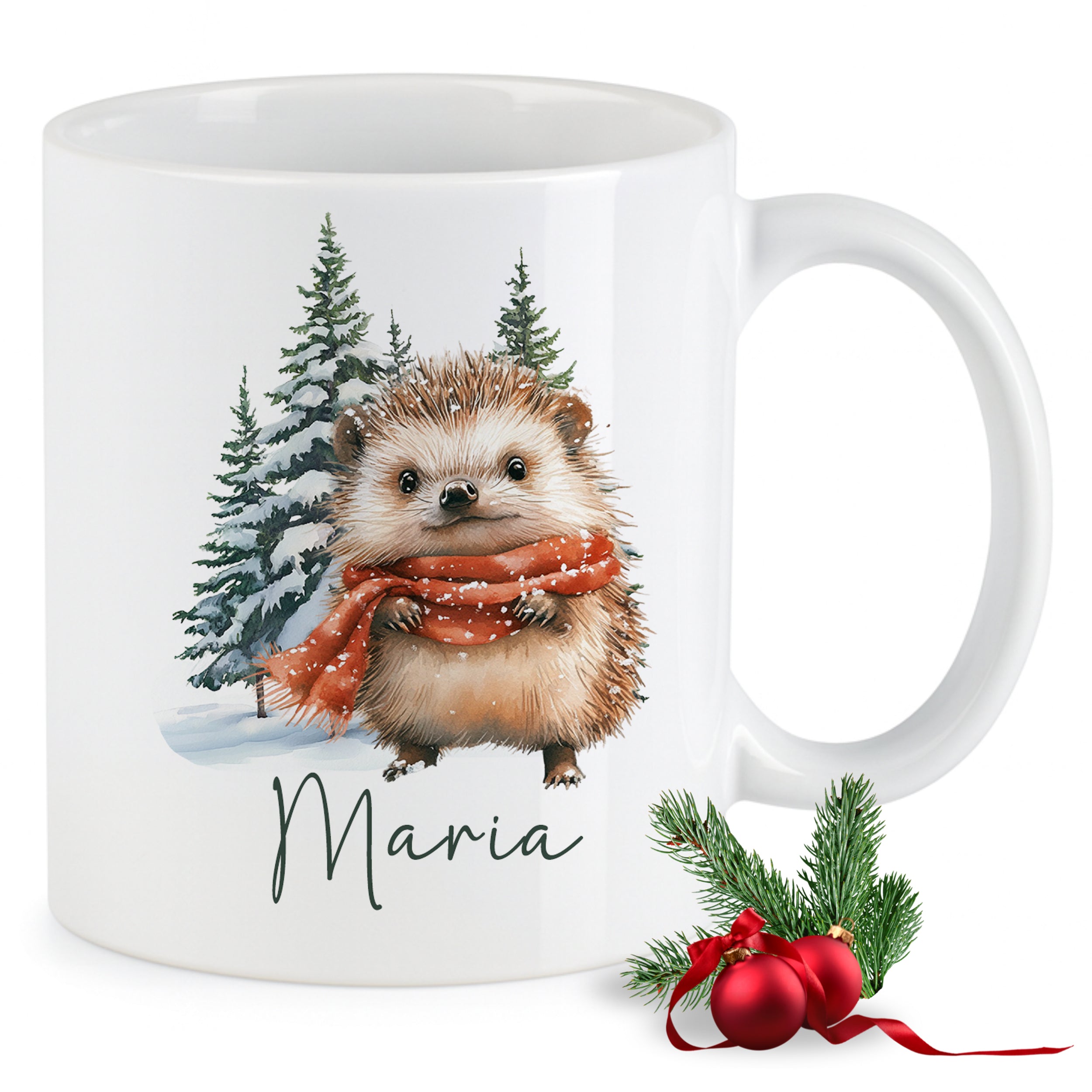Weiße Tasse mit Igel, rotem Schal und Weihnachtsbaum.
