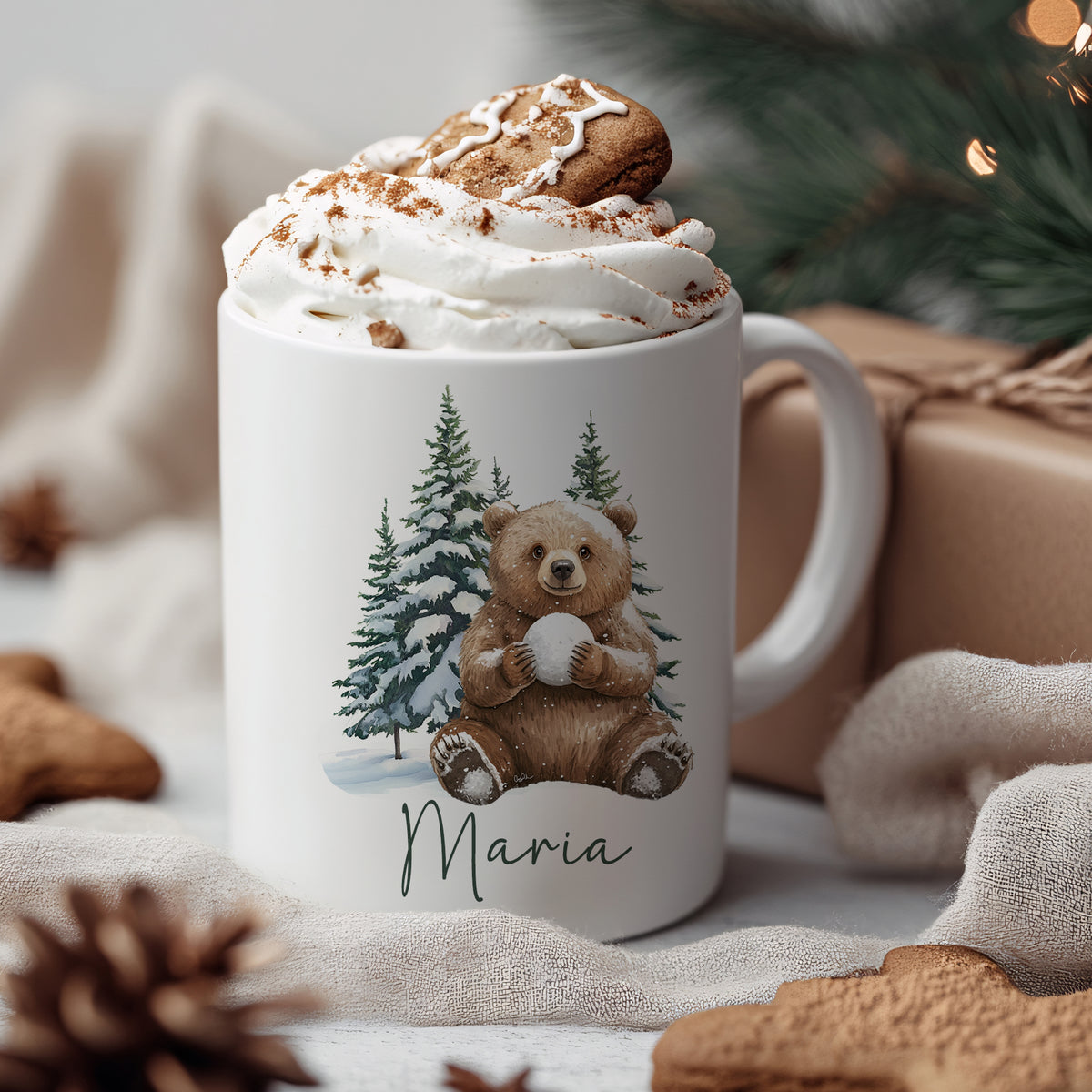 Weißer Becher mit Bärenmotiv und Weihnachtsbaum, personalisiert.