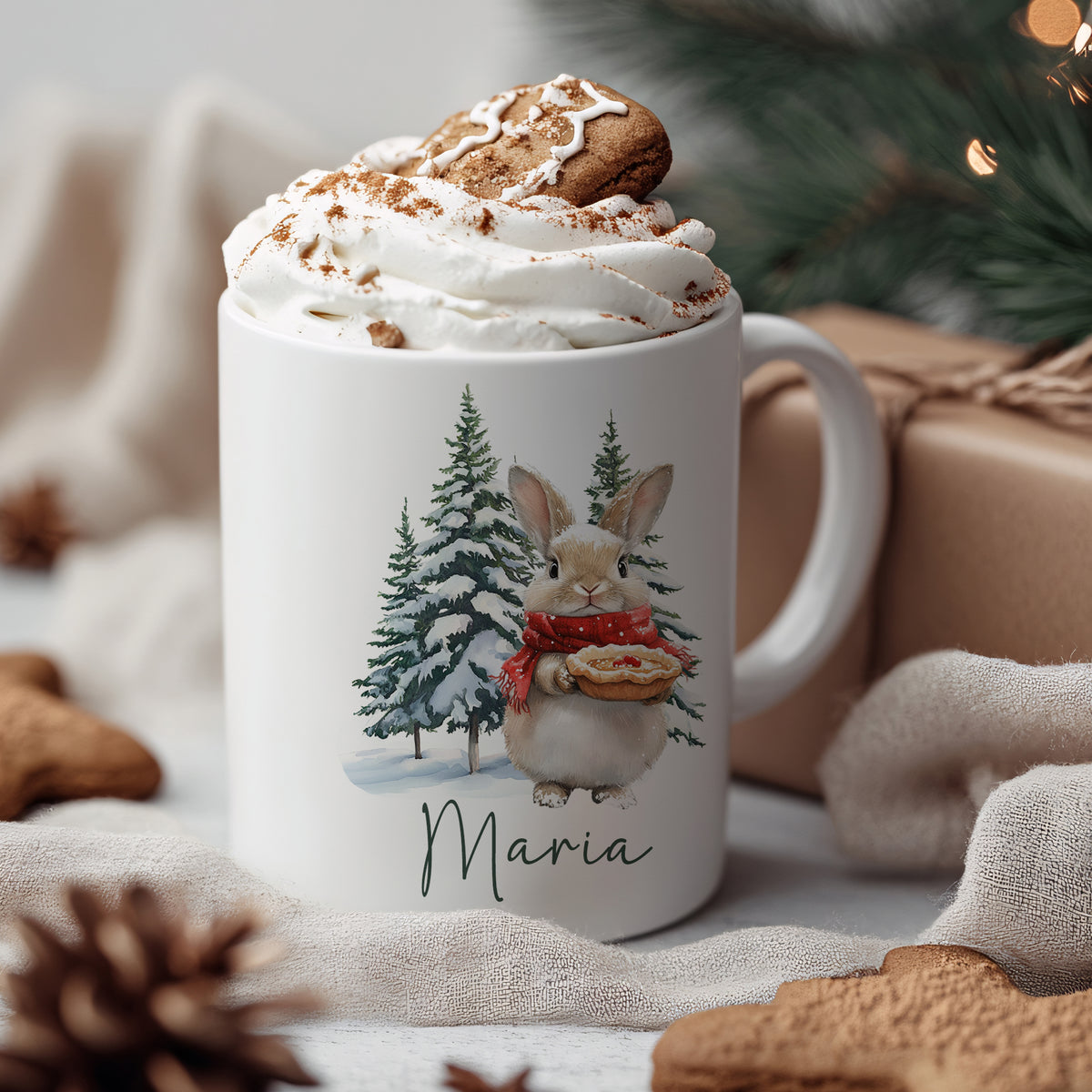 Tasse mit einem Hasen, Winterwald und Sahnehaube.
