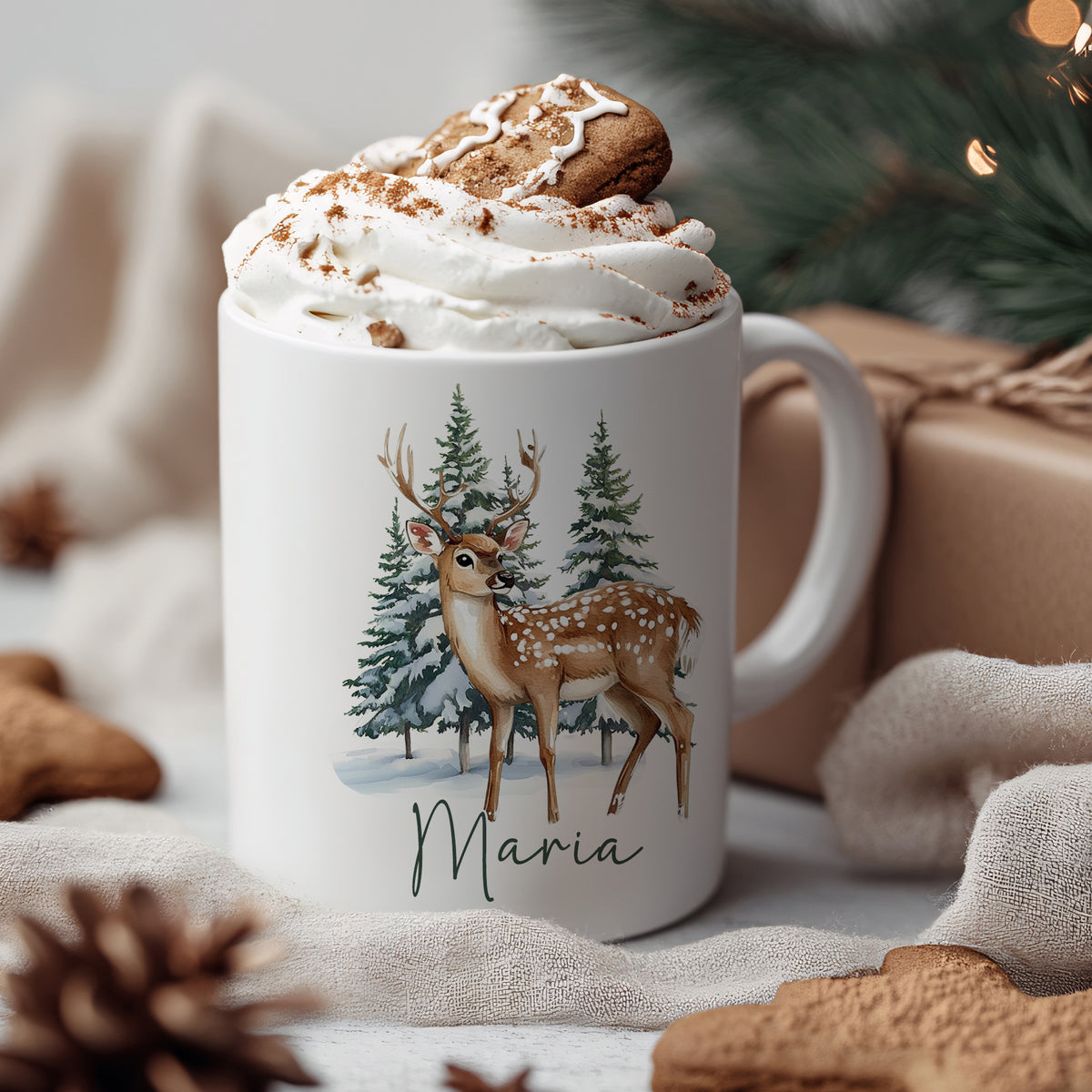 Weiße Tasse mit Reh-Illustration und Sahnehaube.