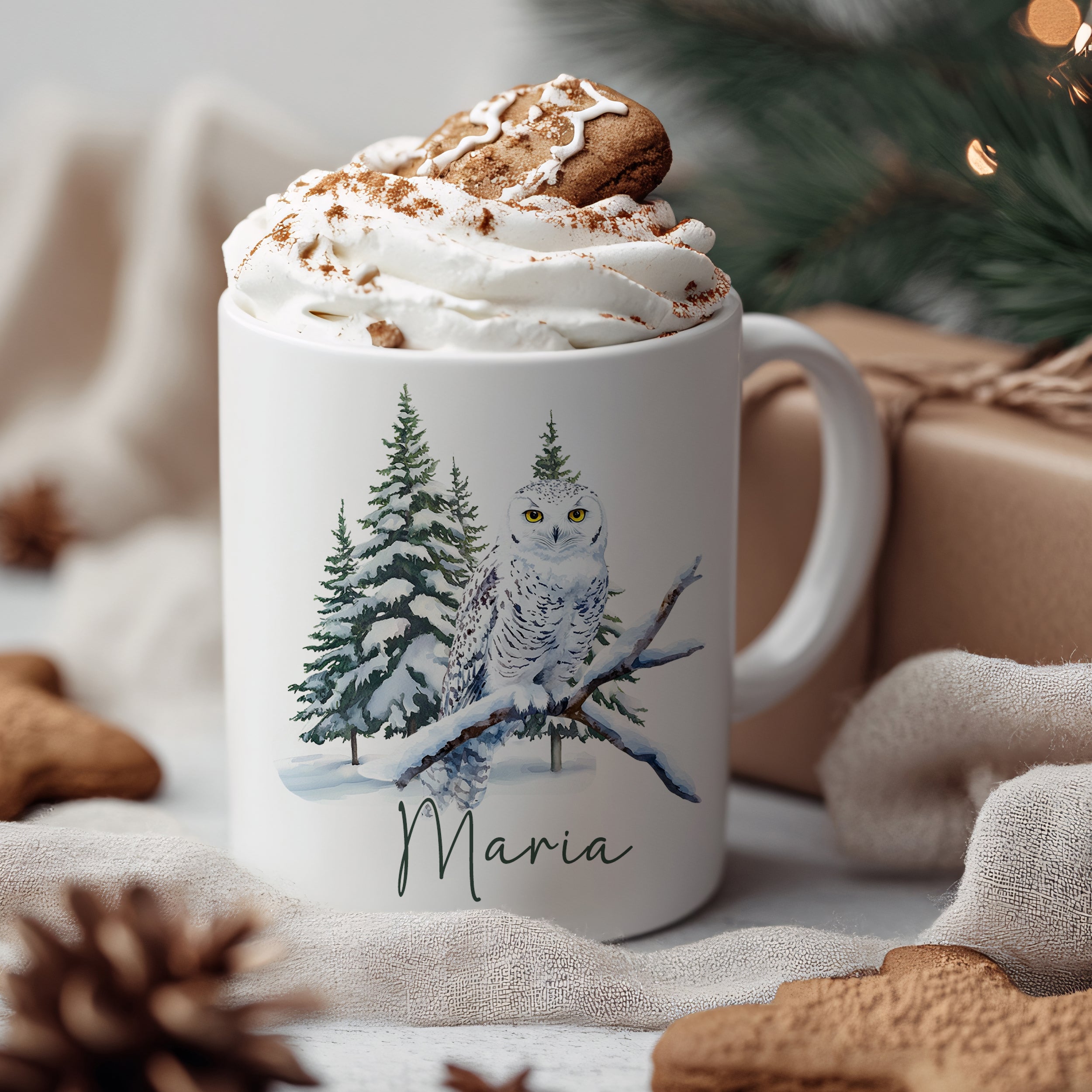 Weiße Tasse mit Eule, Tannen und dem Namen "Maria".