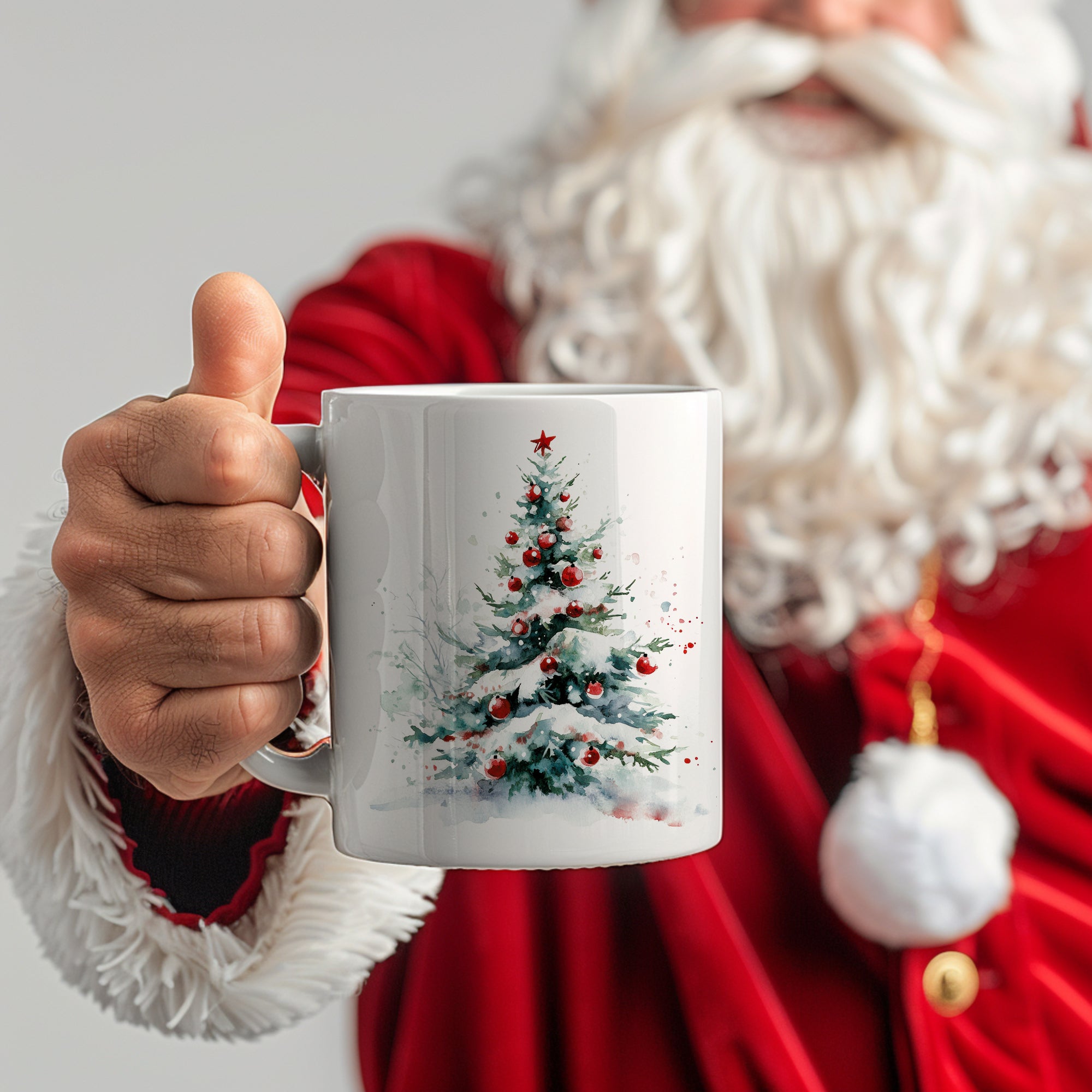 Weißer Becher mit Weihnachtsbaum-Motiv und roten Ornamenten.