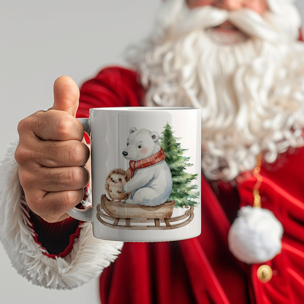 Tasse mit Eisbär und Igel auf Schlitten, winterliche Farben.