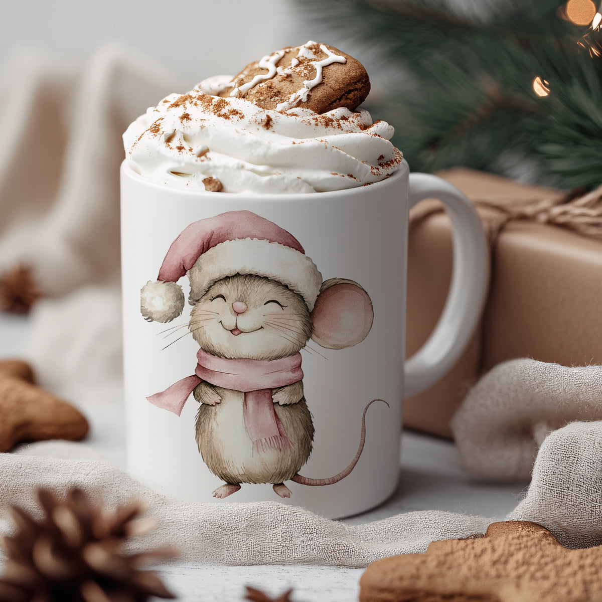 Tasse mit niedlicher Maus im Weihnachtslook, rosa und weiß.