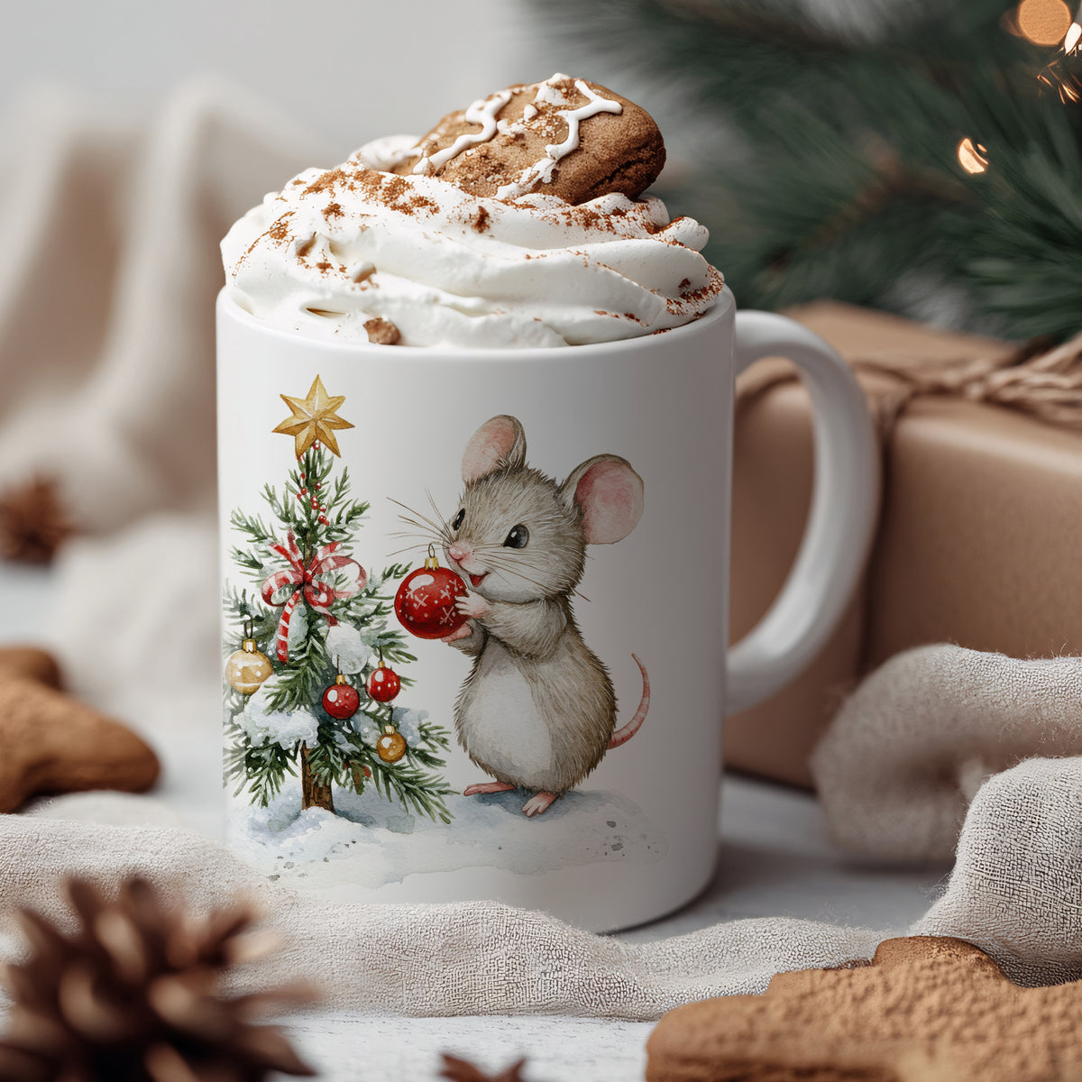 Tasse mit Maus, Weihnachtsbaum und Sahnehaube.