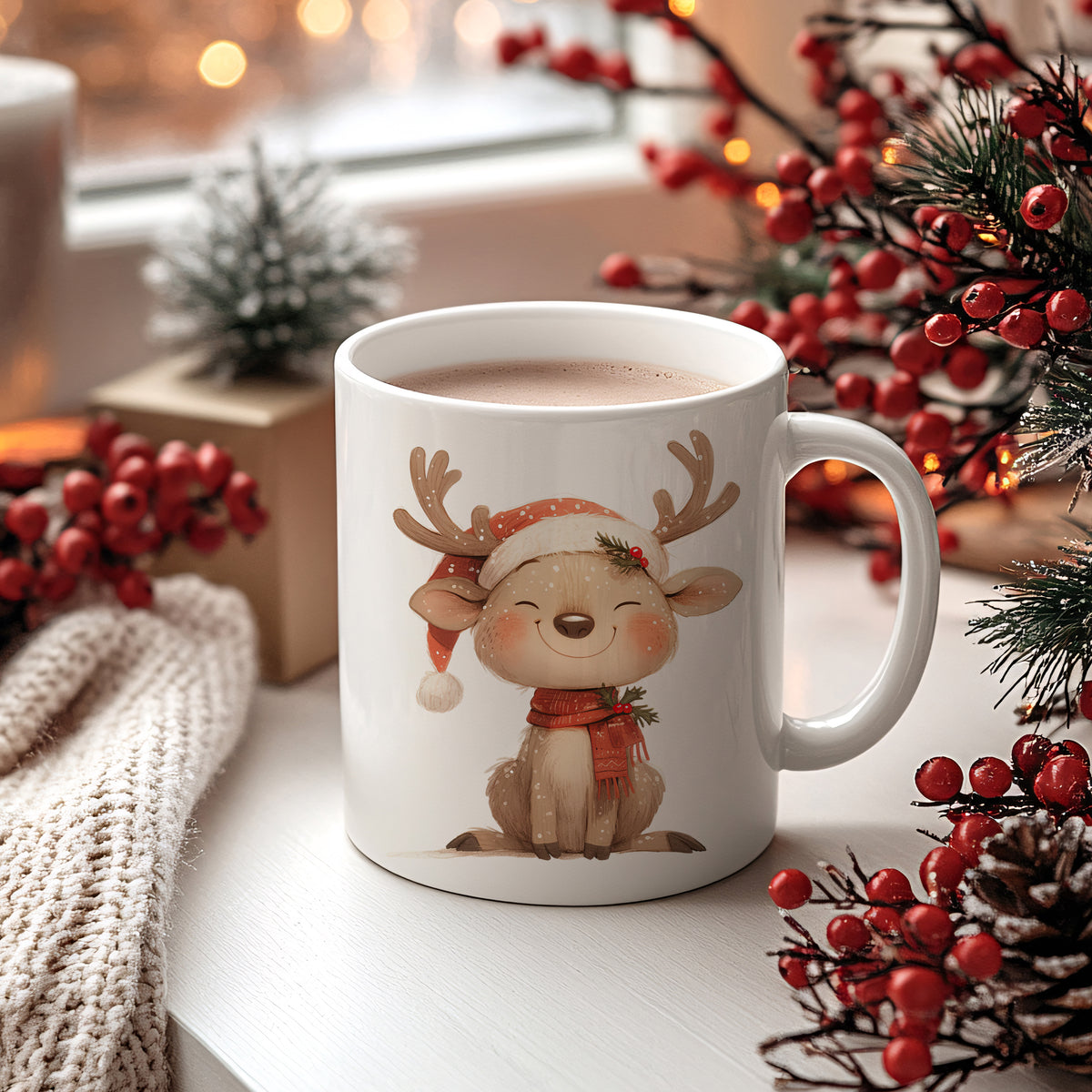 Kaffeetasse mit niedlichem Rentier-Motiv und Weihnachtsdeko.