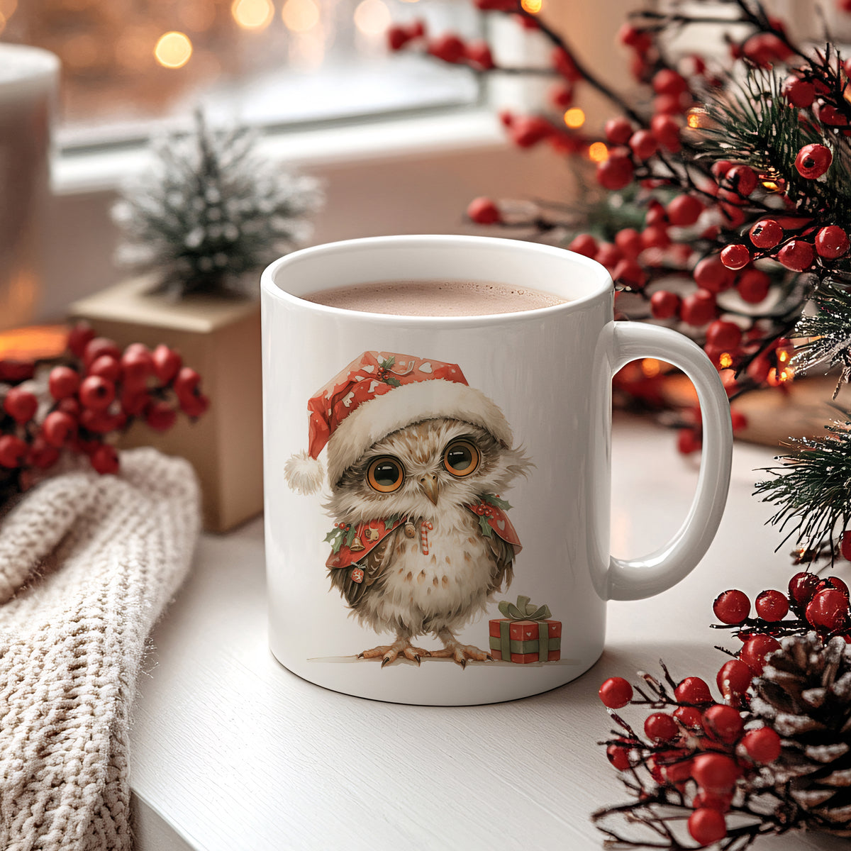 Kaffeetasse mit einer süßen Eule im Weihnachtsmann-Hut.
