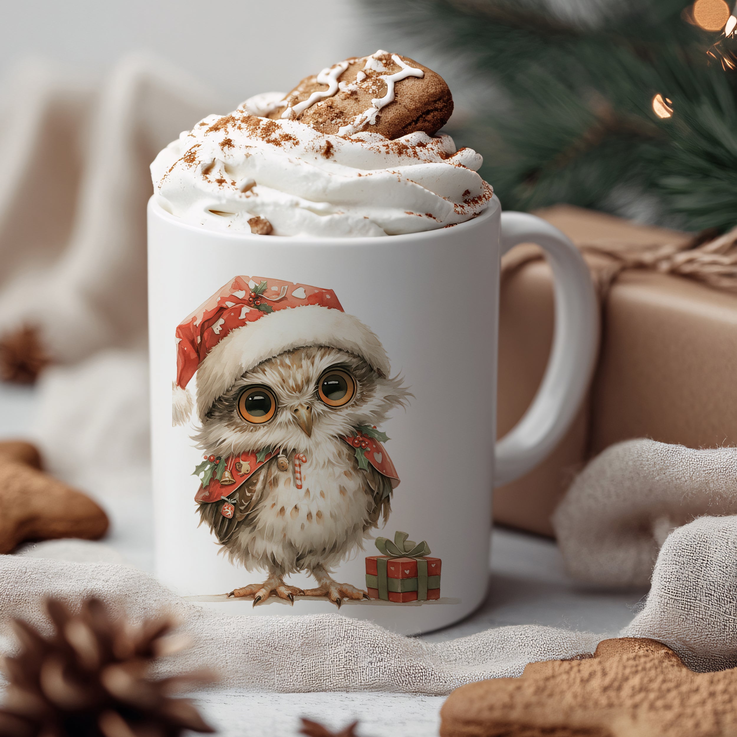 Tasse mit Eule, Weihnachtsmütze, Sahne und Plätzchen.