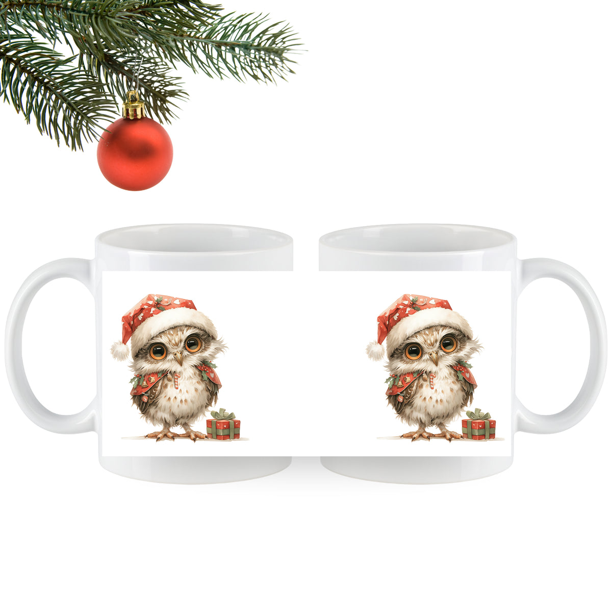Tasse mit niedlicher Eule im Weihnachtsmütze und Geschenken.