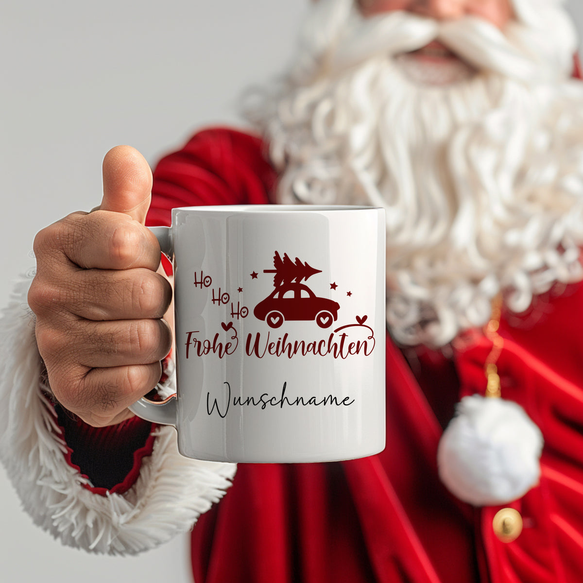 Weißer Becher mit Weihnachtsmotiv und personalisierbarem Text.