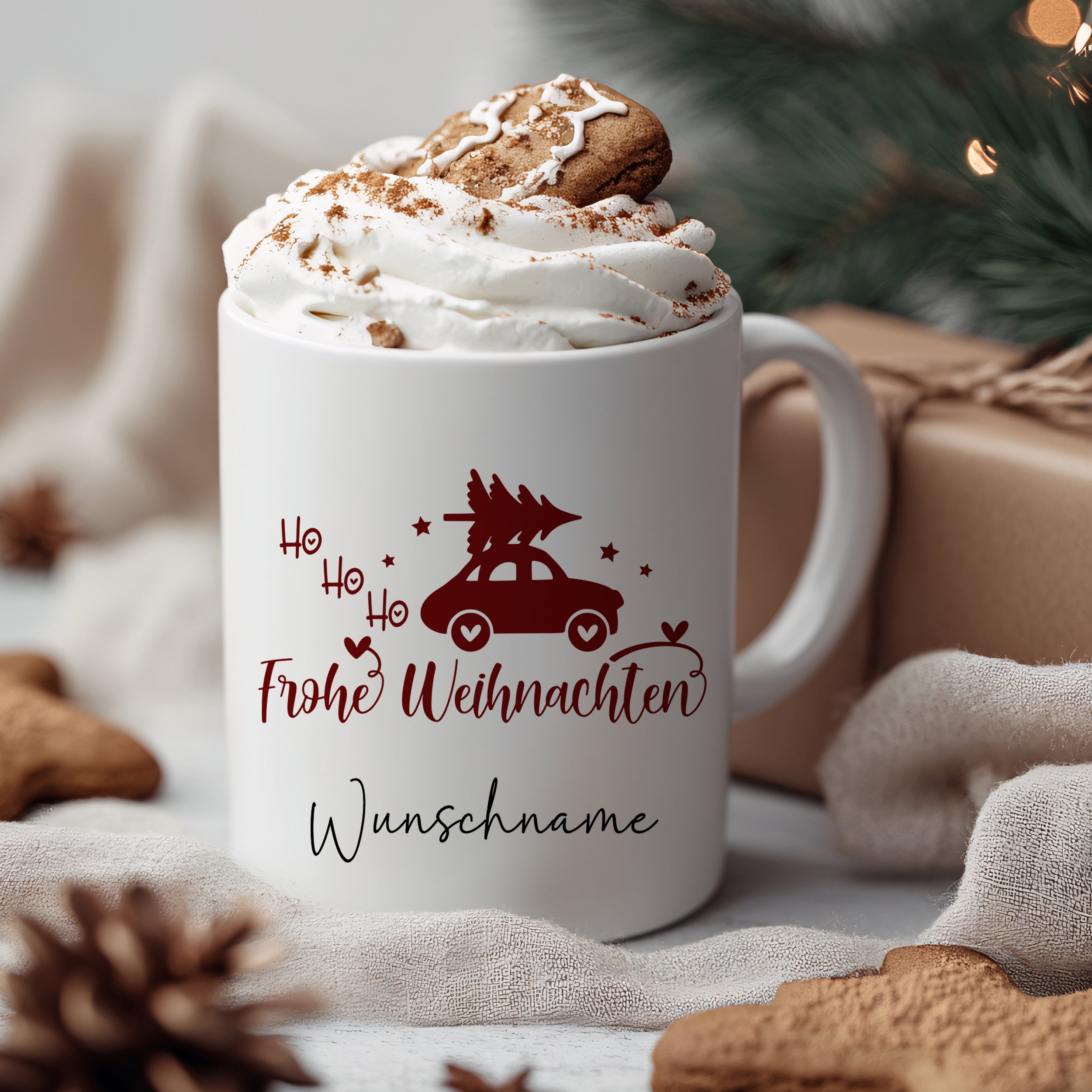 Weißer Becher mit rotem Weihnachtsmotiv und Wunschname.