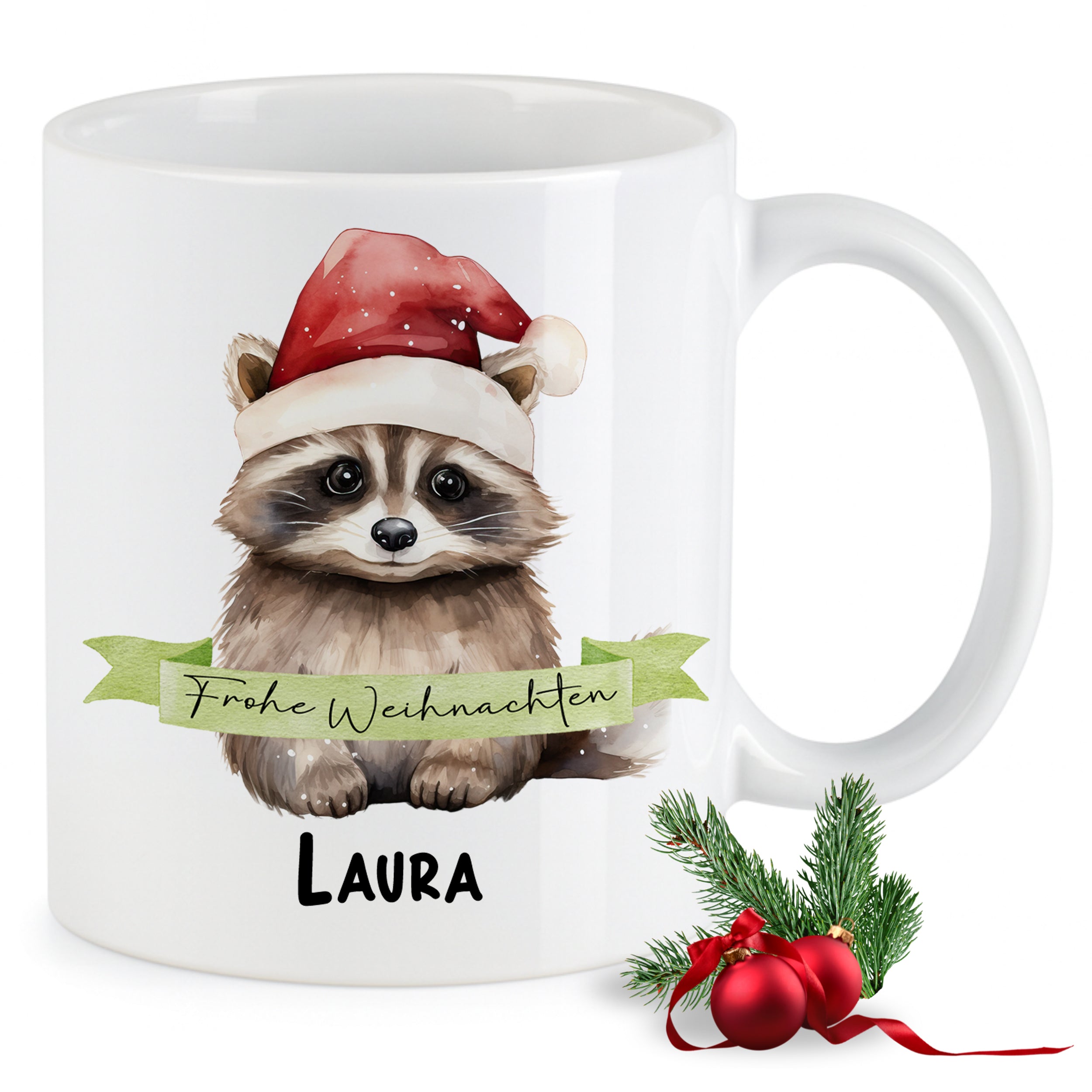Weißer Weihnachtsbecher mit Waschbär, rotem Hut und personalisiertem Namen.