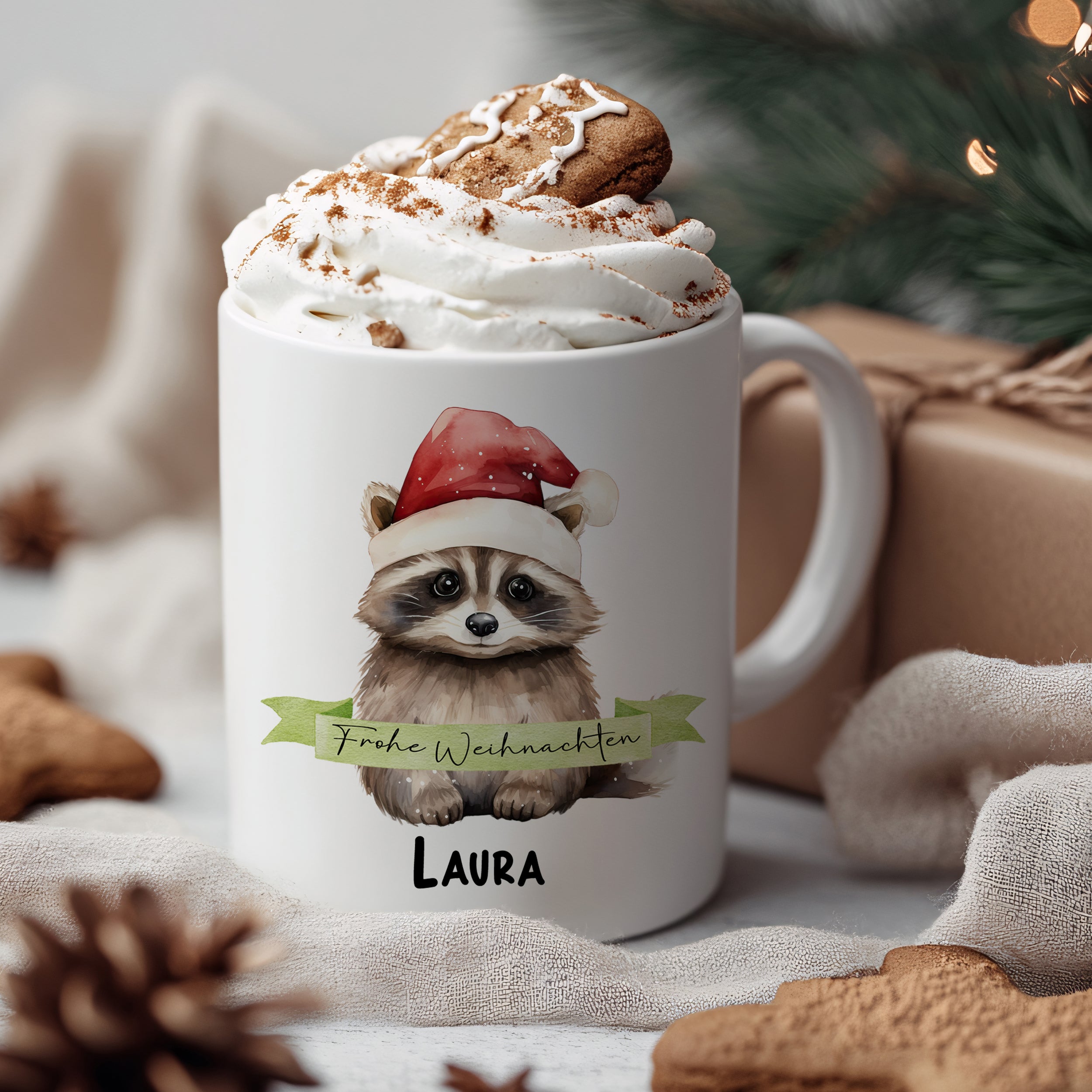 Weißer Becher mit Waschbär, Weihnachtsmütze und "Frohe Weihnachten".