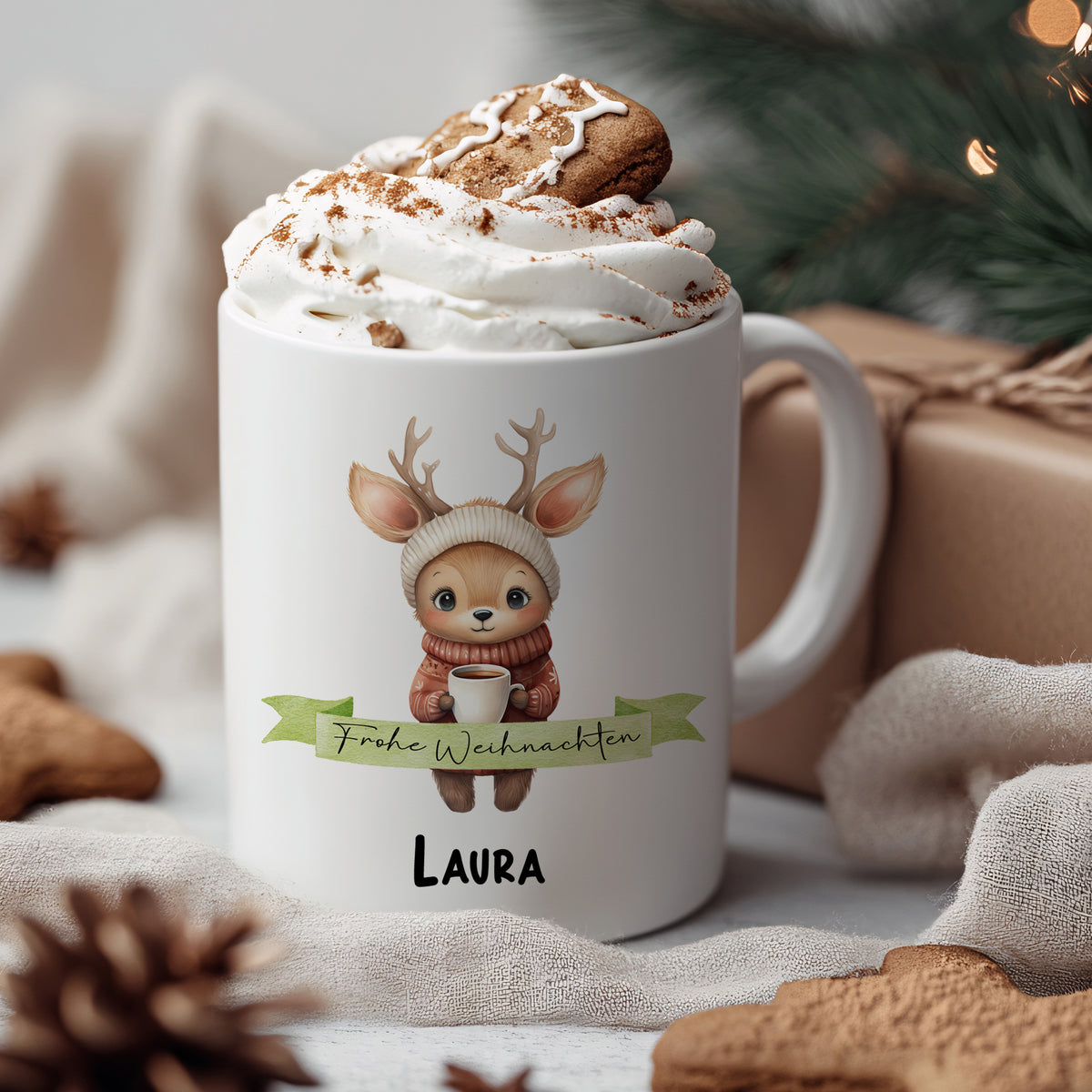 Weißer Becher mit Rentier-Motiv, "Frohe Weihnachten", personalisiert.