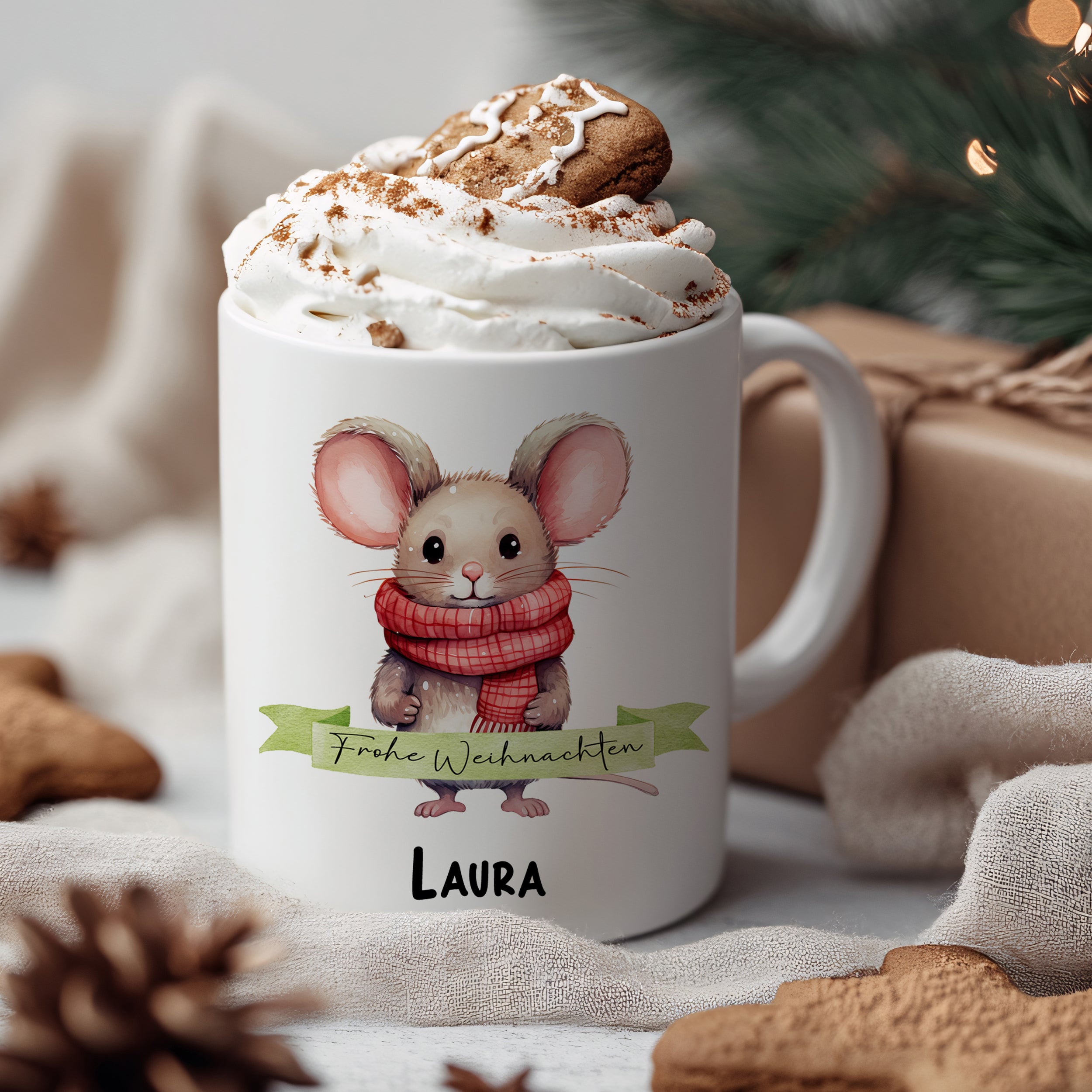 Weißer Becher mit Maus-Illustration und Weihnachtsgruß.