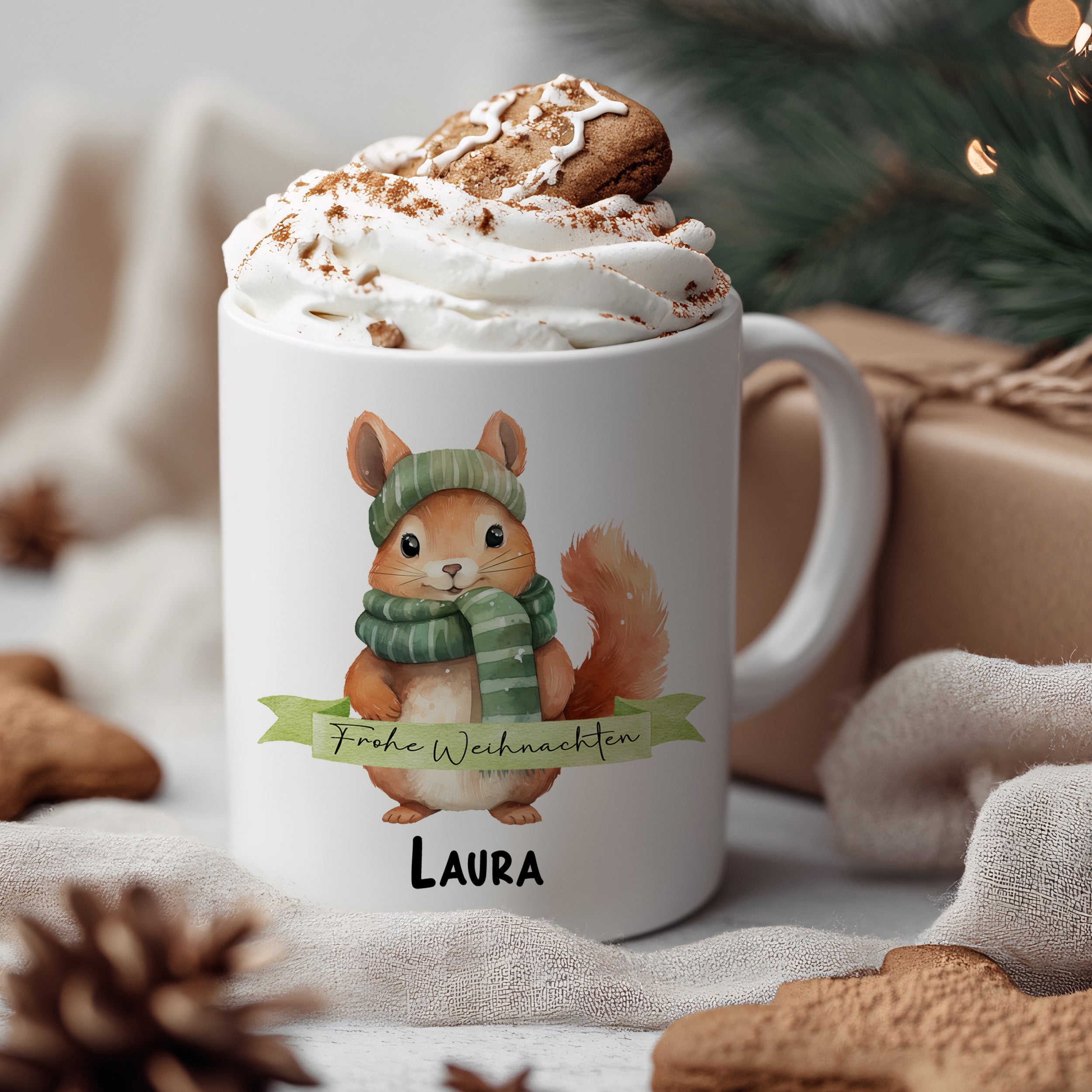 Weißer Becher mit Eichhörnchen, Weihnachtsgruß und personalisiertem Namen.