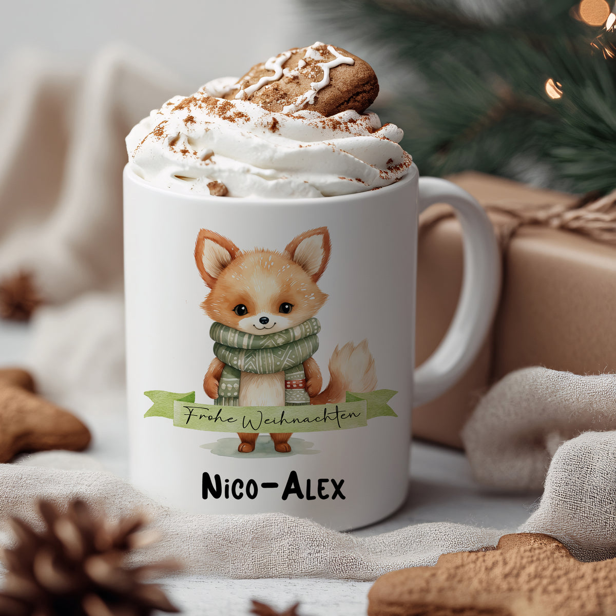 Tasse mit Fuchs-Motiv, Weihnachtsgruß und Keks.