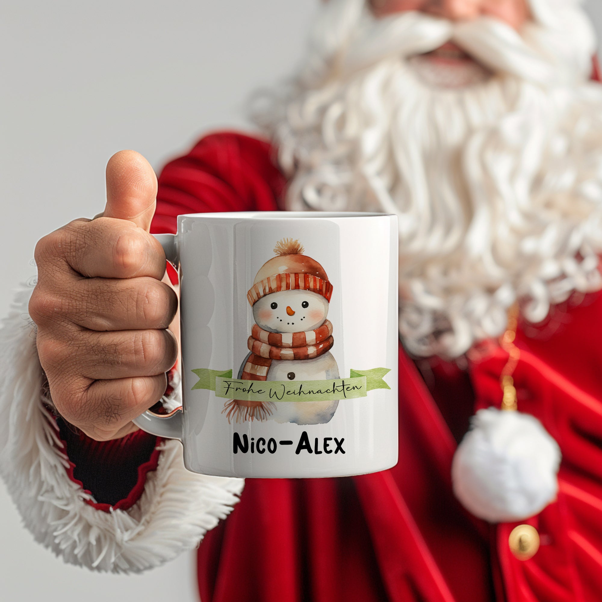 Weißer Becher mit Schneemann, Weihnachtsgruß und Namen.
