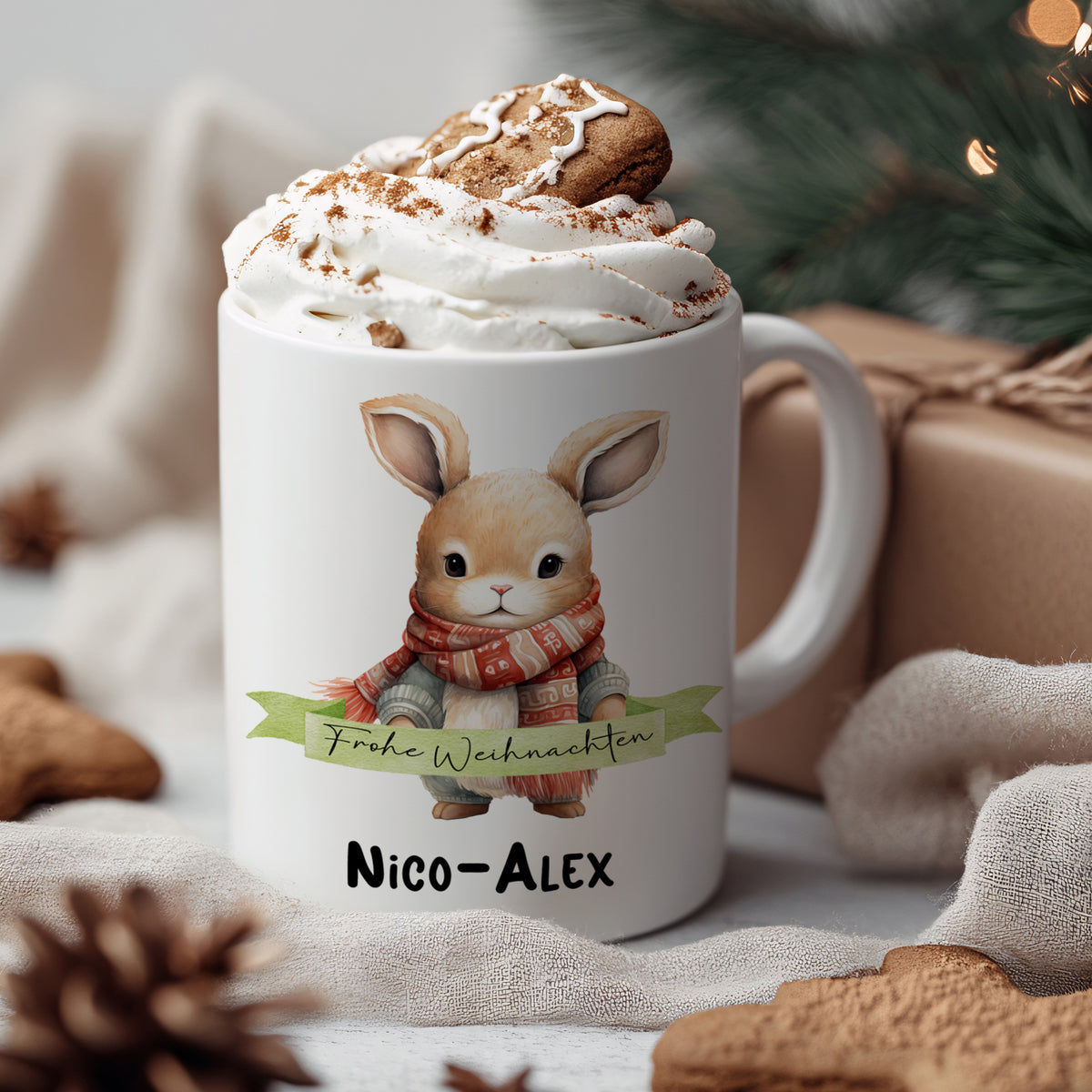 Weißer Becher mit Weihnachtskaninchen und personalisiertem Namen.