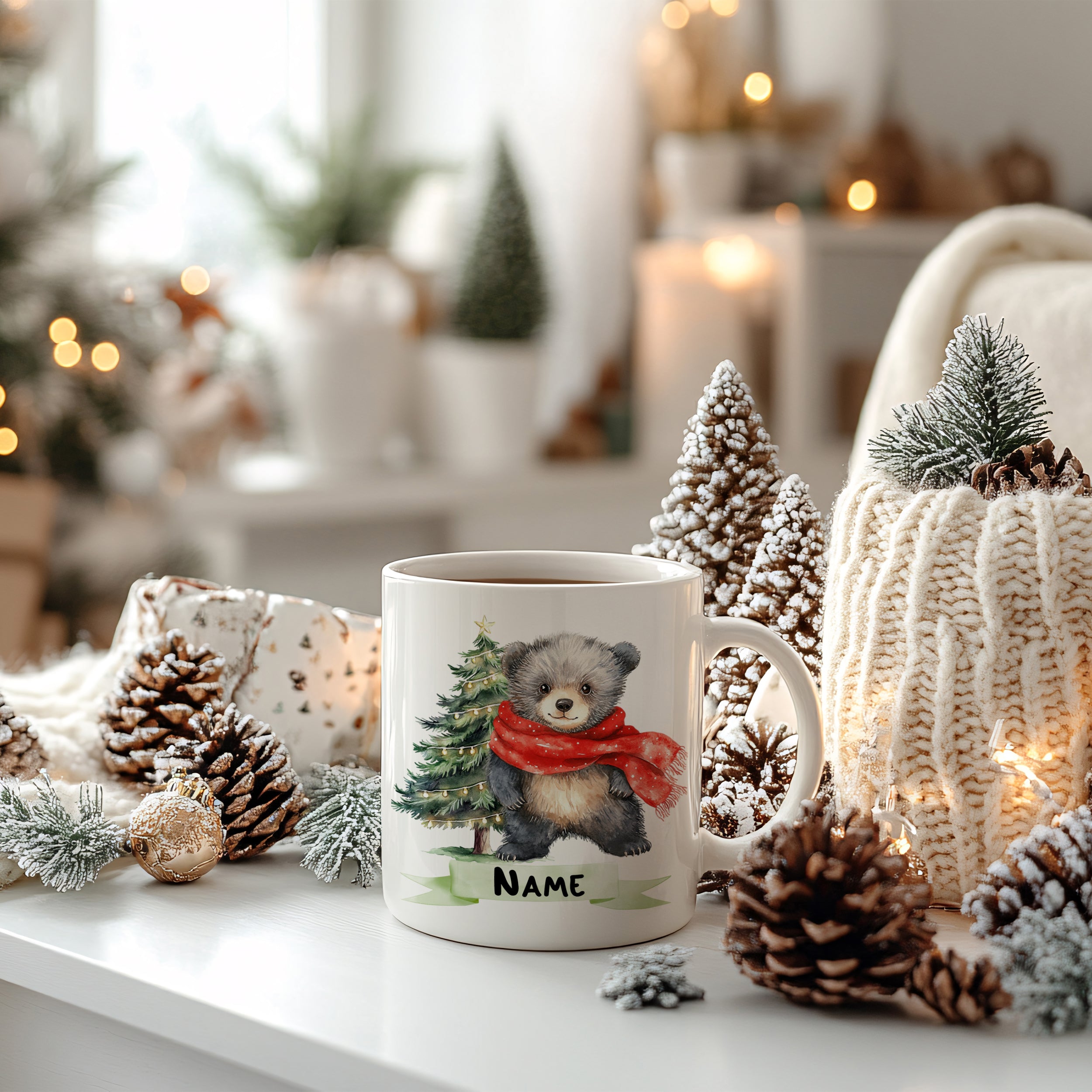 Tasse mit Bärenmotiv, grüner Baum und rotem Schal.