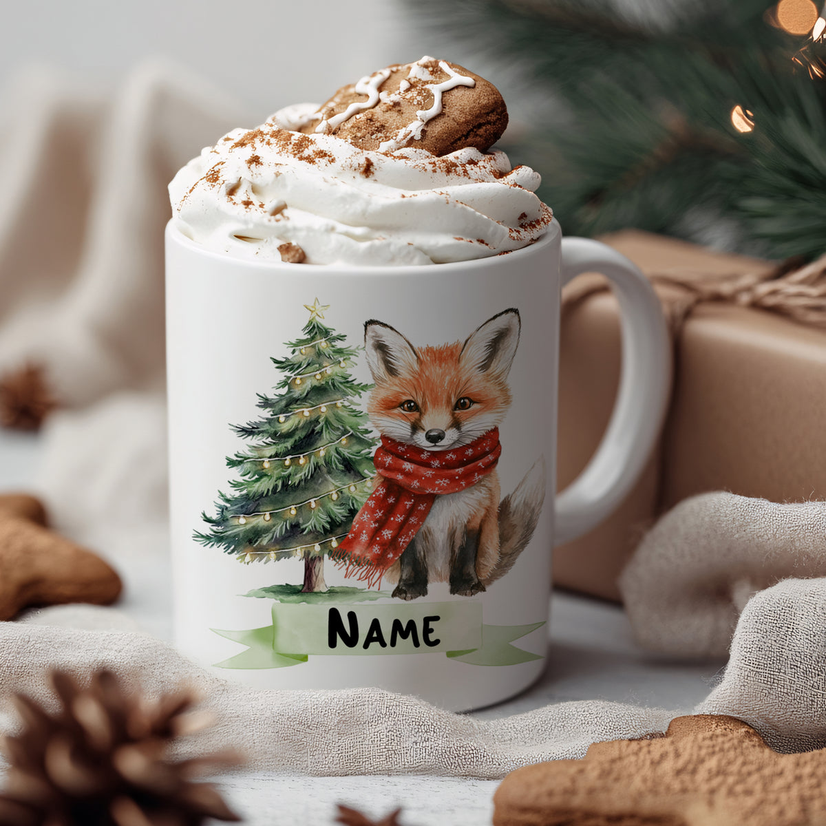Weißer Becher mit Fuchs, Weihnachtsbaum und personalisierbarem Namen.