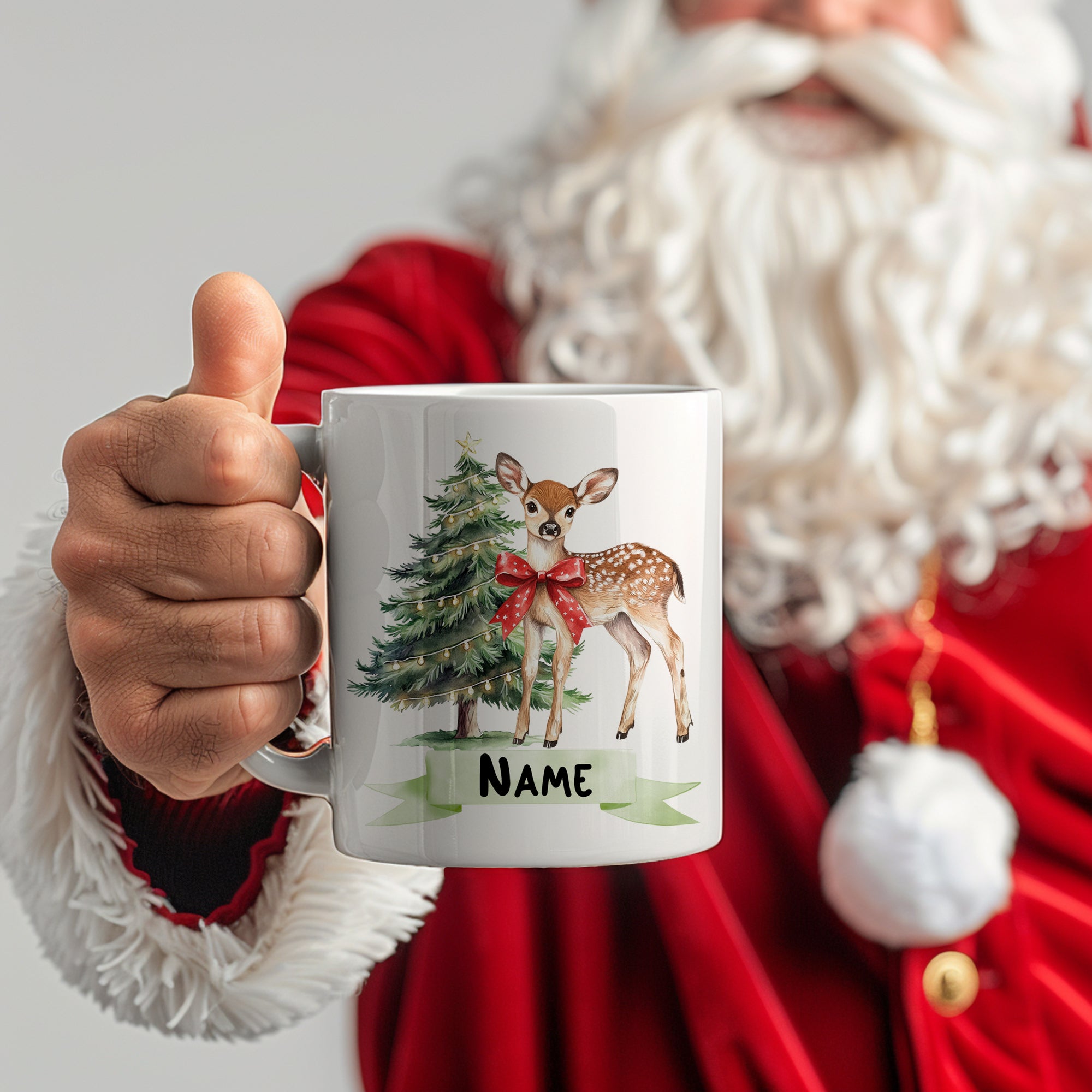 Tasse mit Reh, Weihnachtsbaum und personalisiertem Namen.